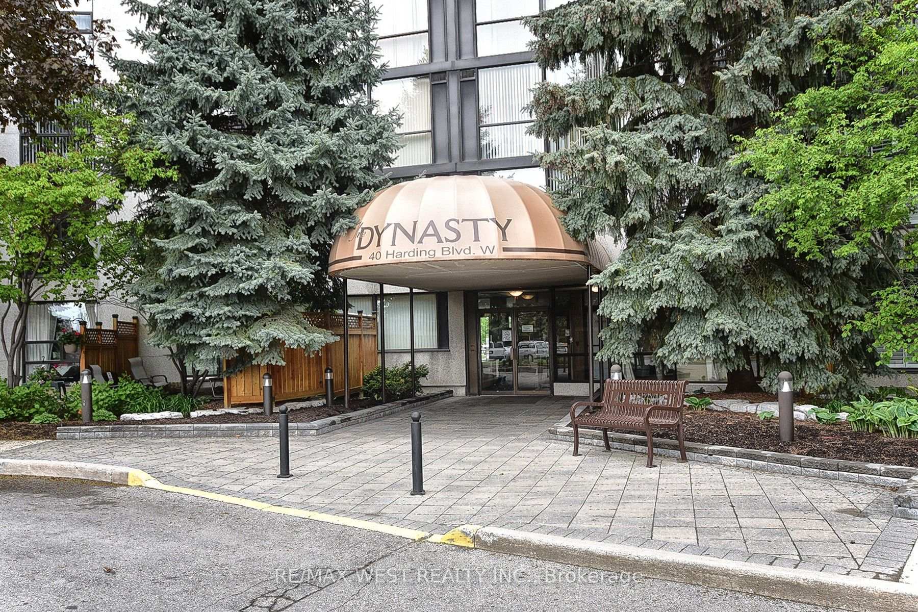305 - 40 Harding Boulevard W, Richmond Hill 2