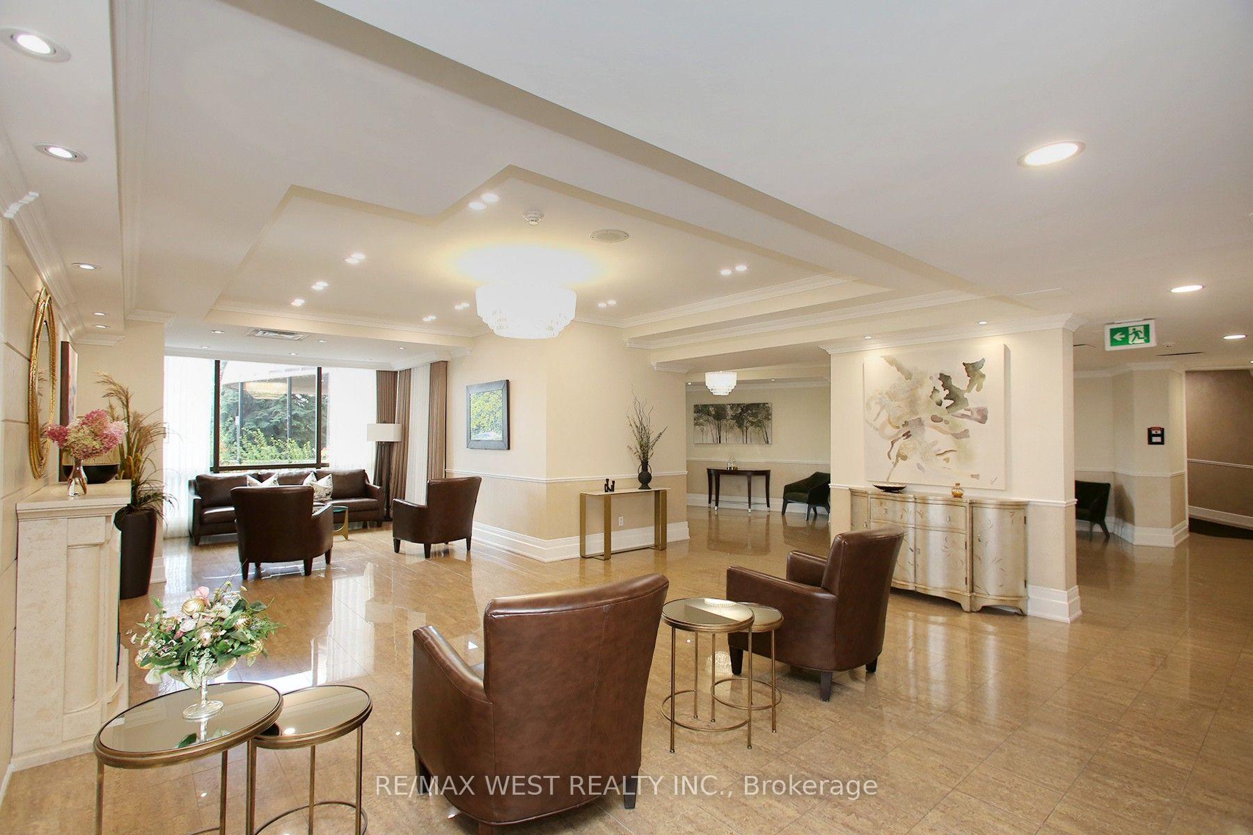 305 - 40 Harding Boulevard W, Richmond Hill 3