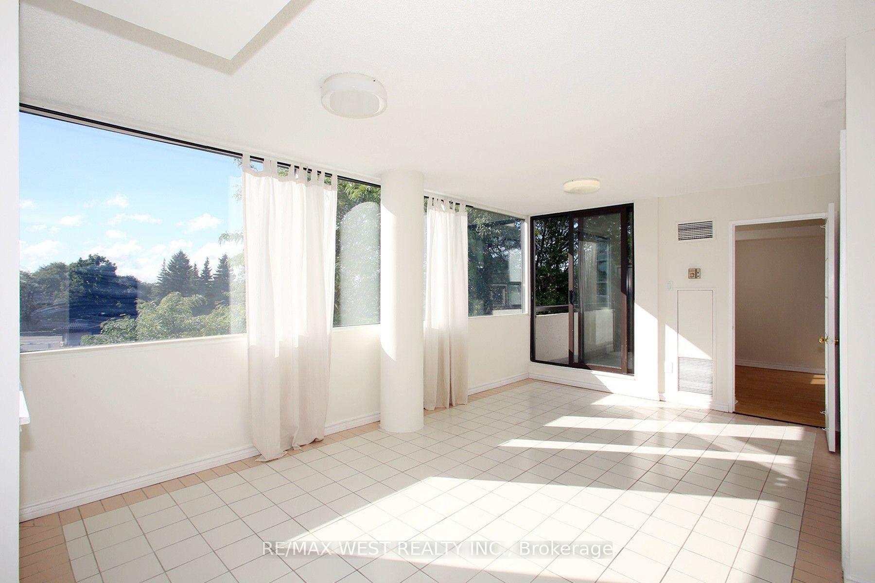 305 - 40 Harding Boulevard W, Richmond Hill 5