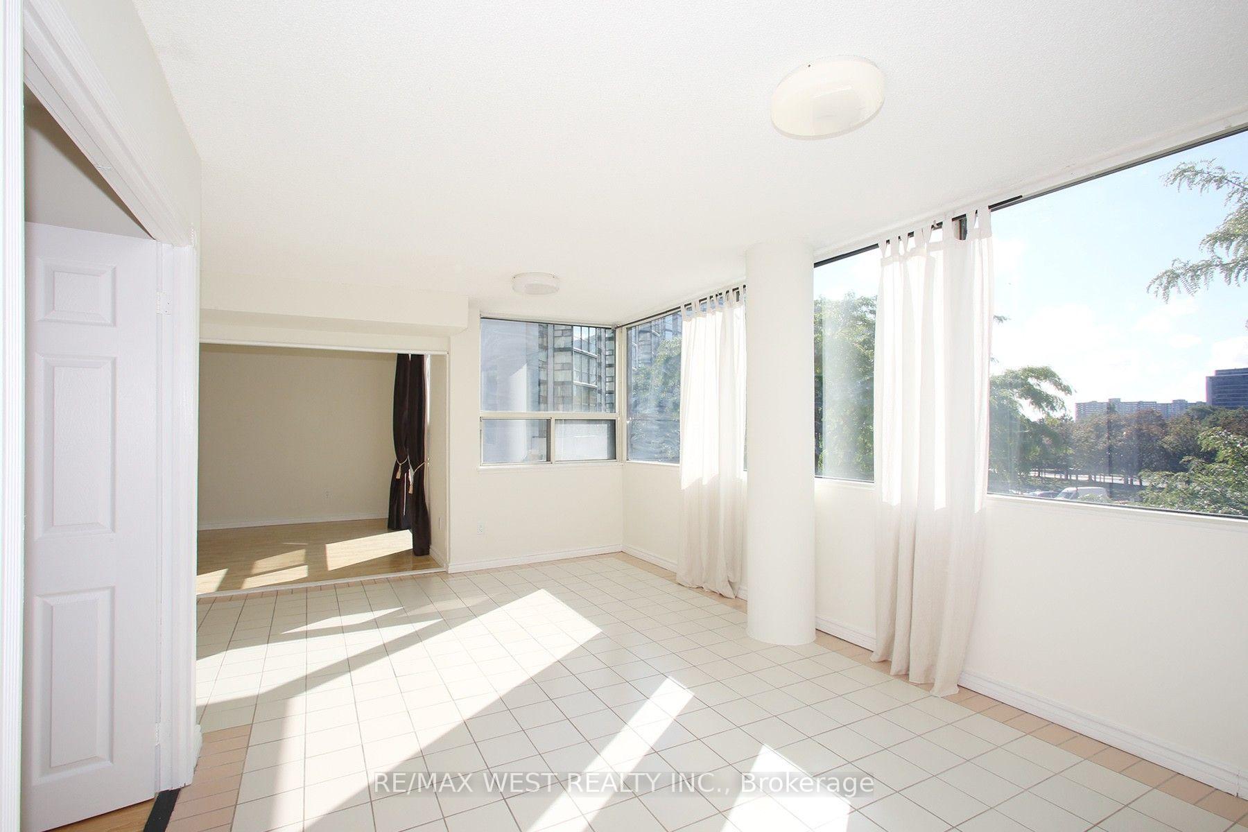305 - 40 Harding Boulevard W, Richmond Hill 4