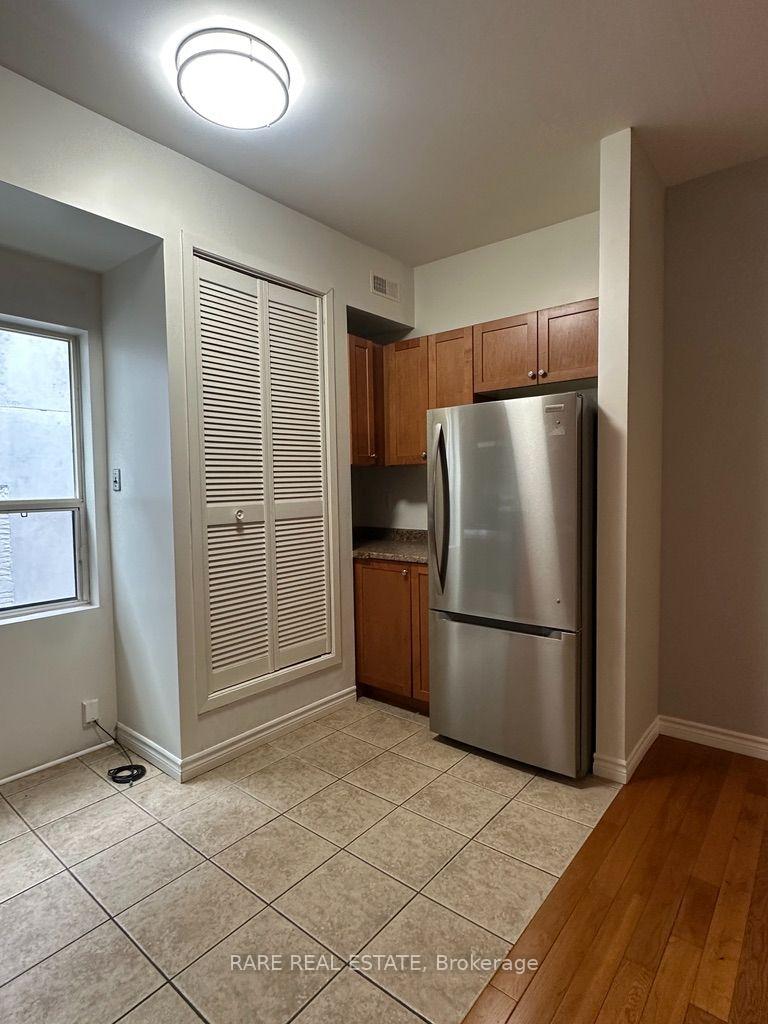 302 - 249 Augusta Avenue, Toronto 4