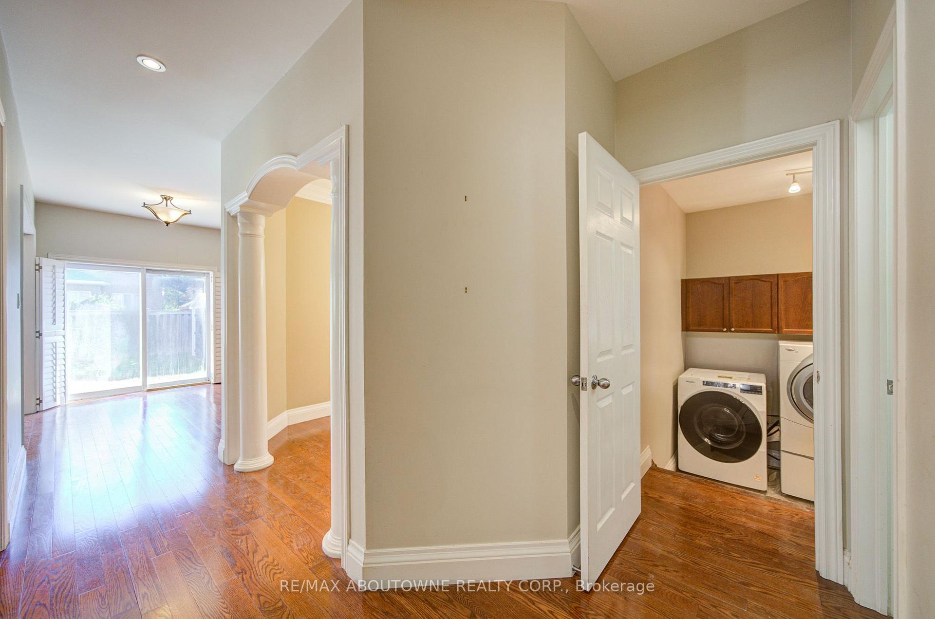 2435 Hertfordshire Way, Oakville 4