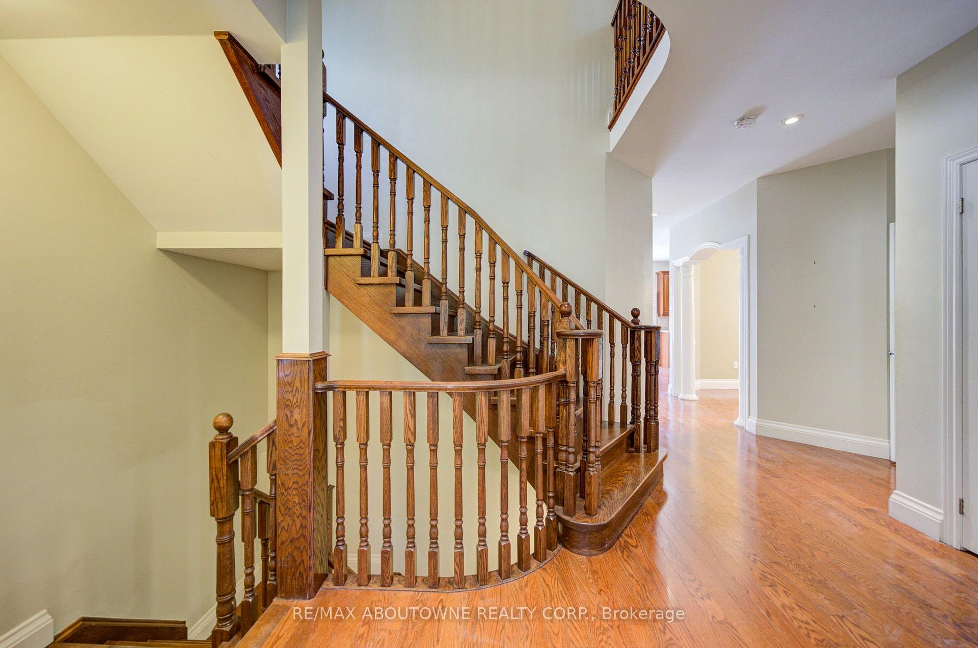 2435 Hertfordshire Way, Oakville 3