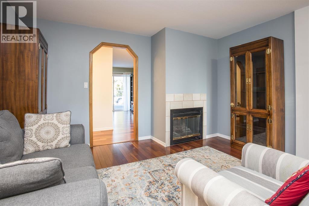 Upper-9890 LYNDHURST STREET, Burnaby 3