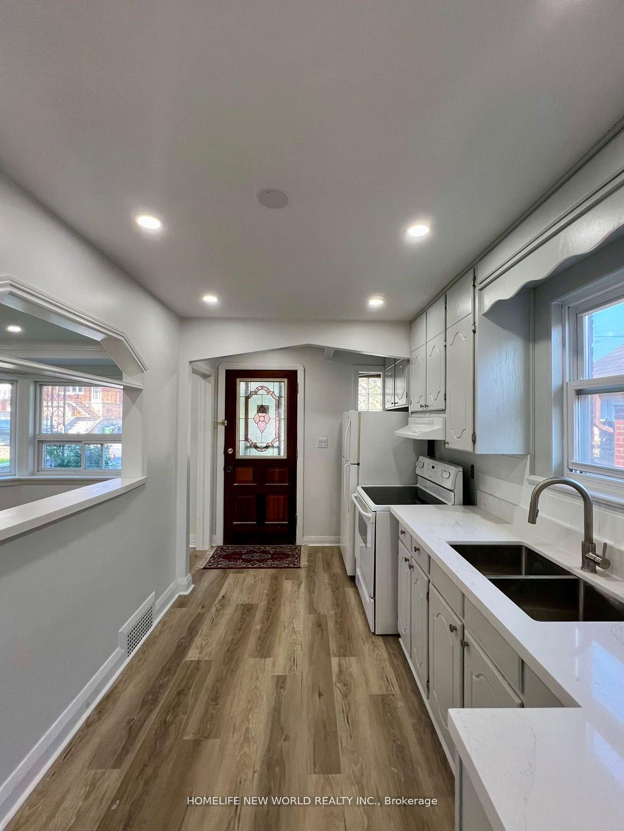 Main - 354 Kane Avenue, Toronto 5