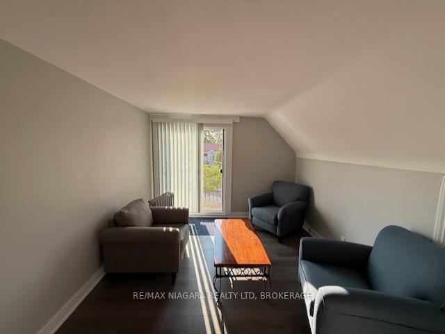 UPPER - 12 West Street S, Thorold 4