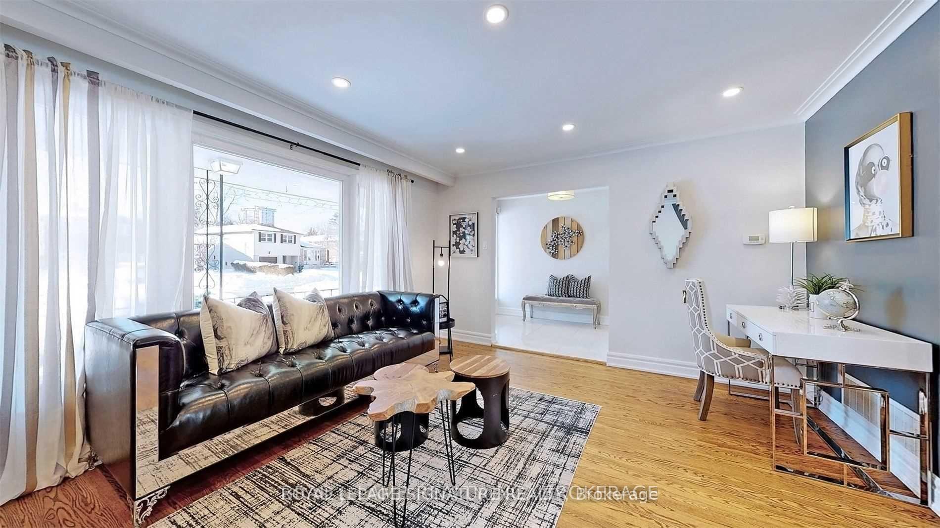 Upper - 17 Baroness Crescent, Toronto 5