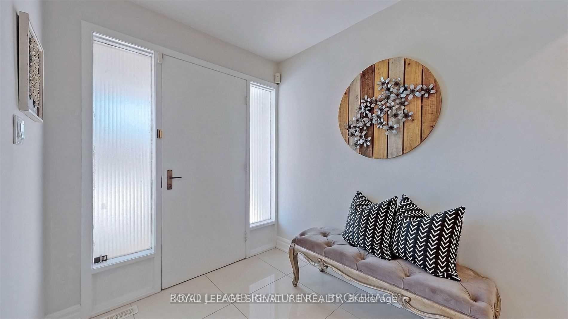 Upper - 17 Baroness Crescent, Toronto 2