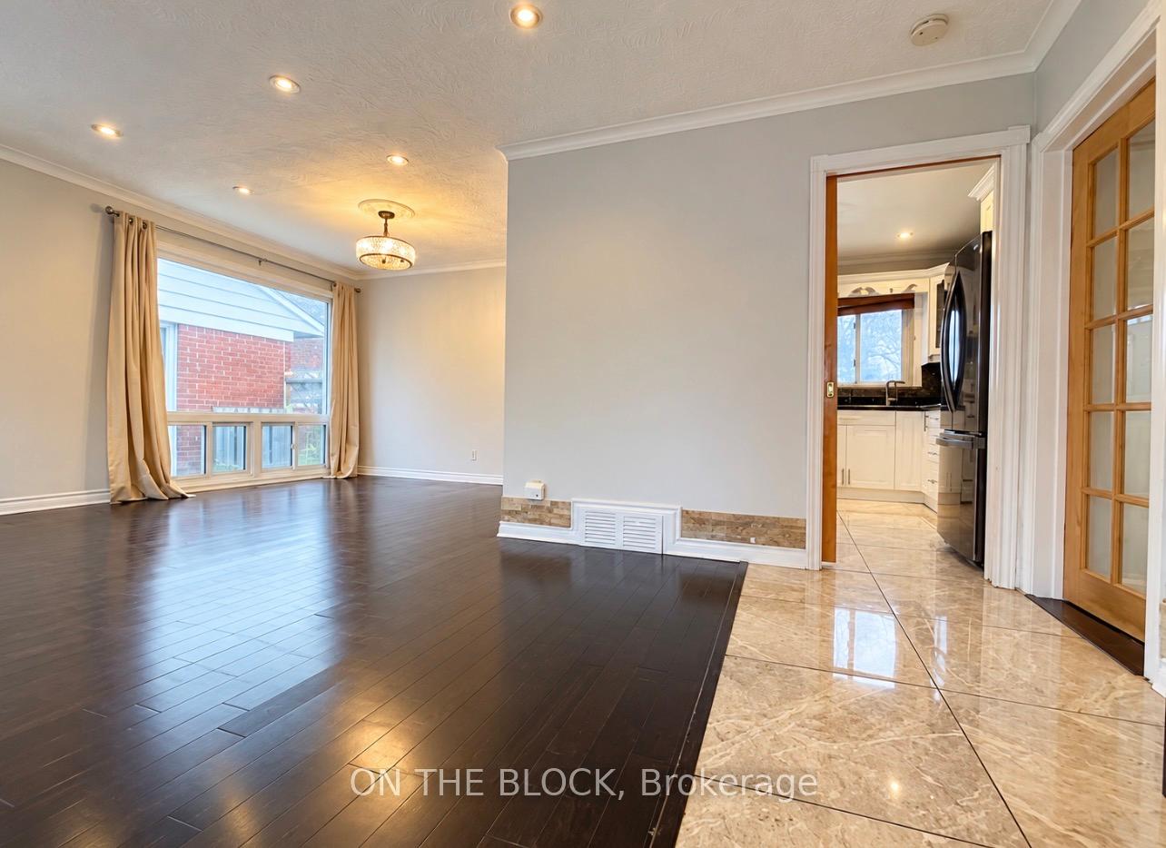 6 Laxford Avenue, Toronto 2