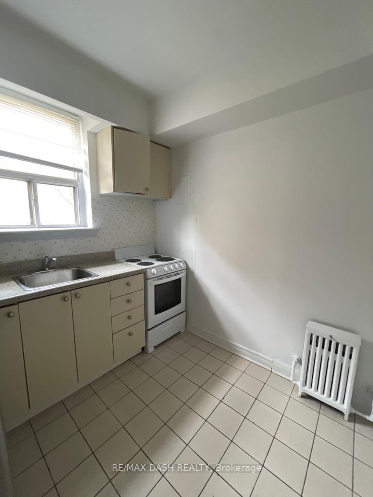 B1 - 50 Neptune Drive, Toronto 5
