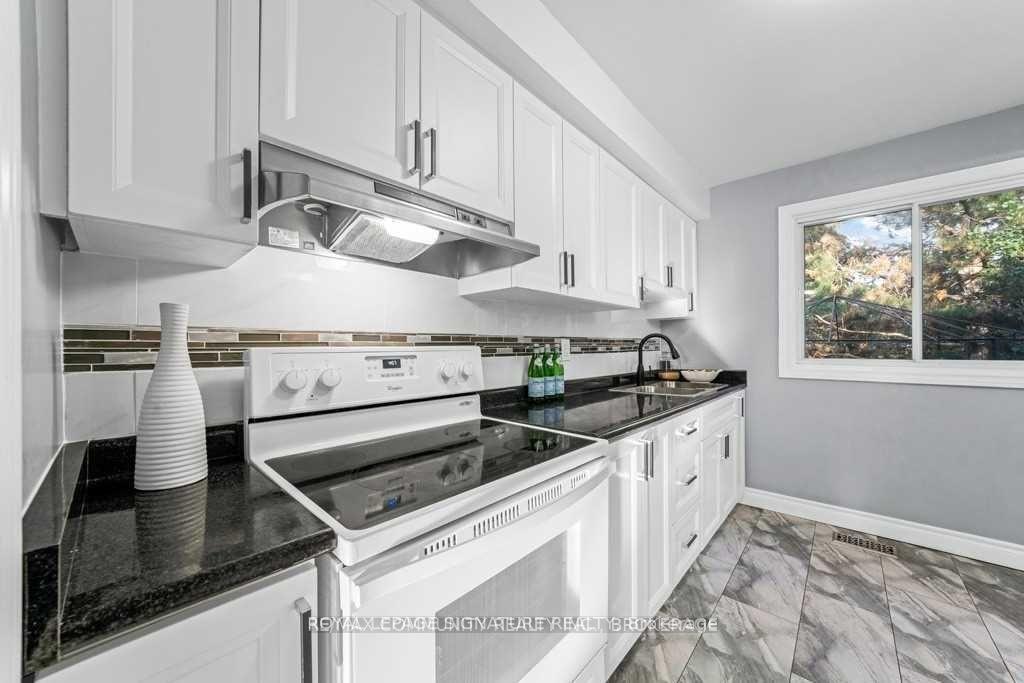 Upper - 11 Mid Pines Road, Toronto 4