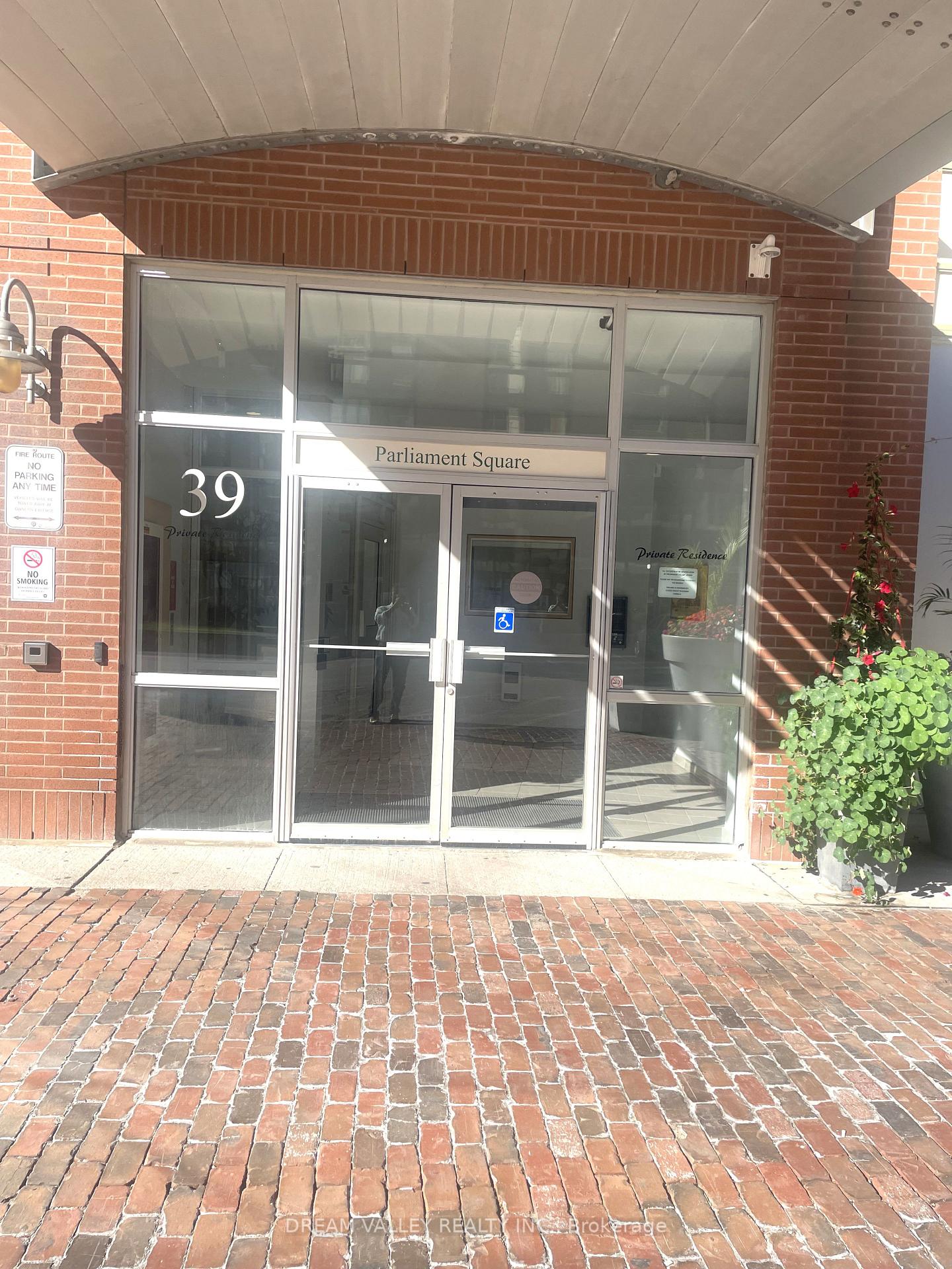 818 - 39 Parliament Street, Toronto 2