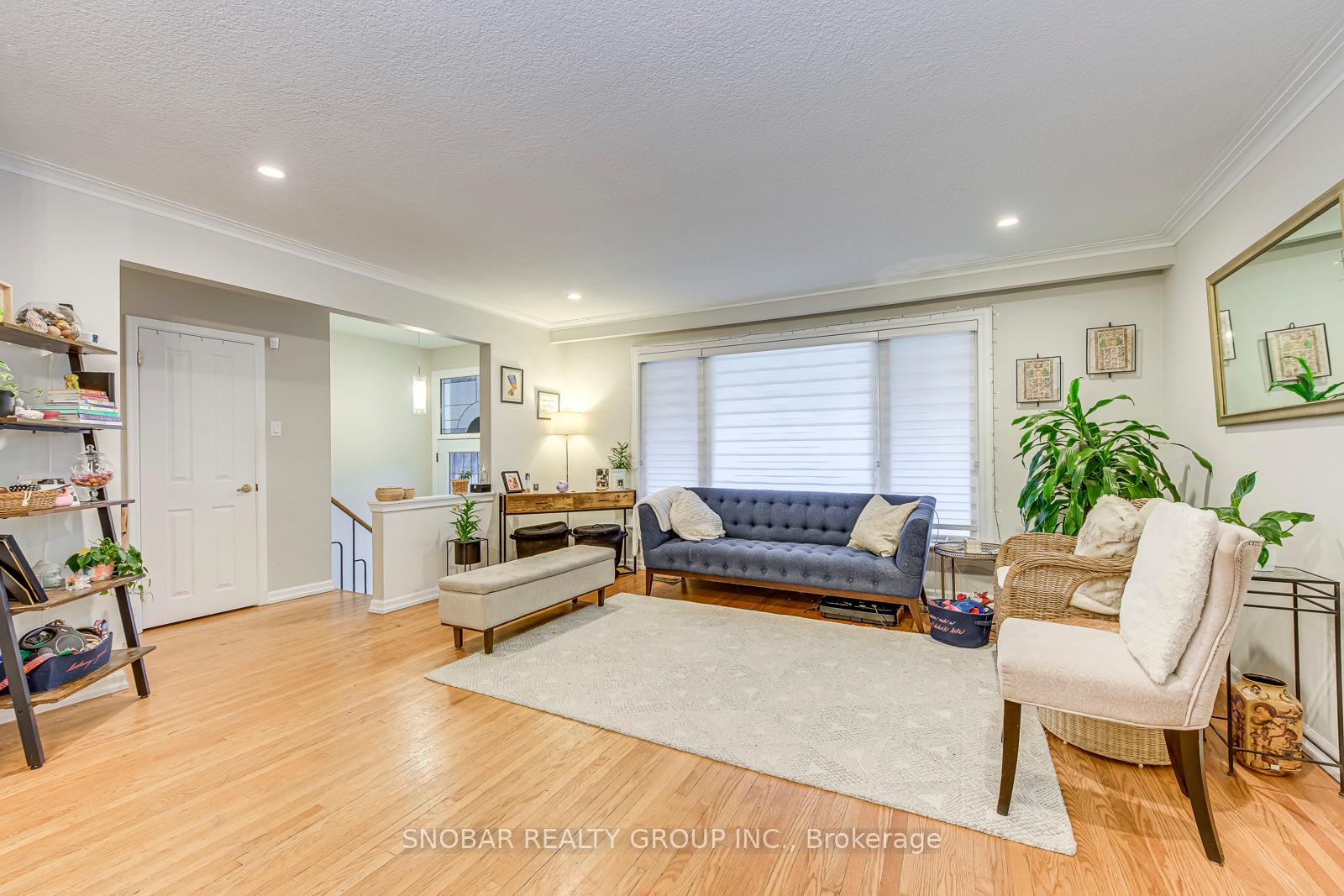 52 Decarie Circle, Toronto 4