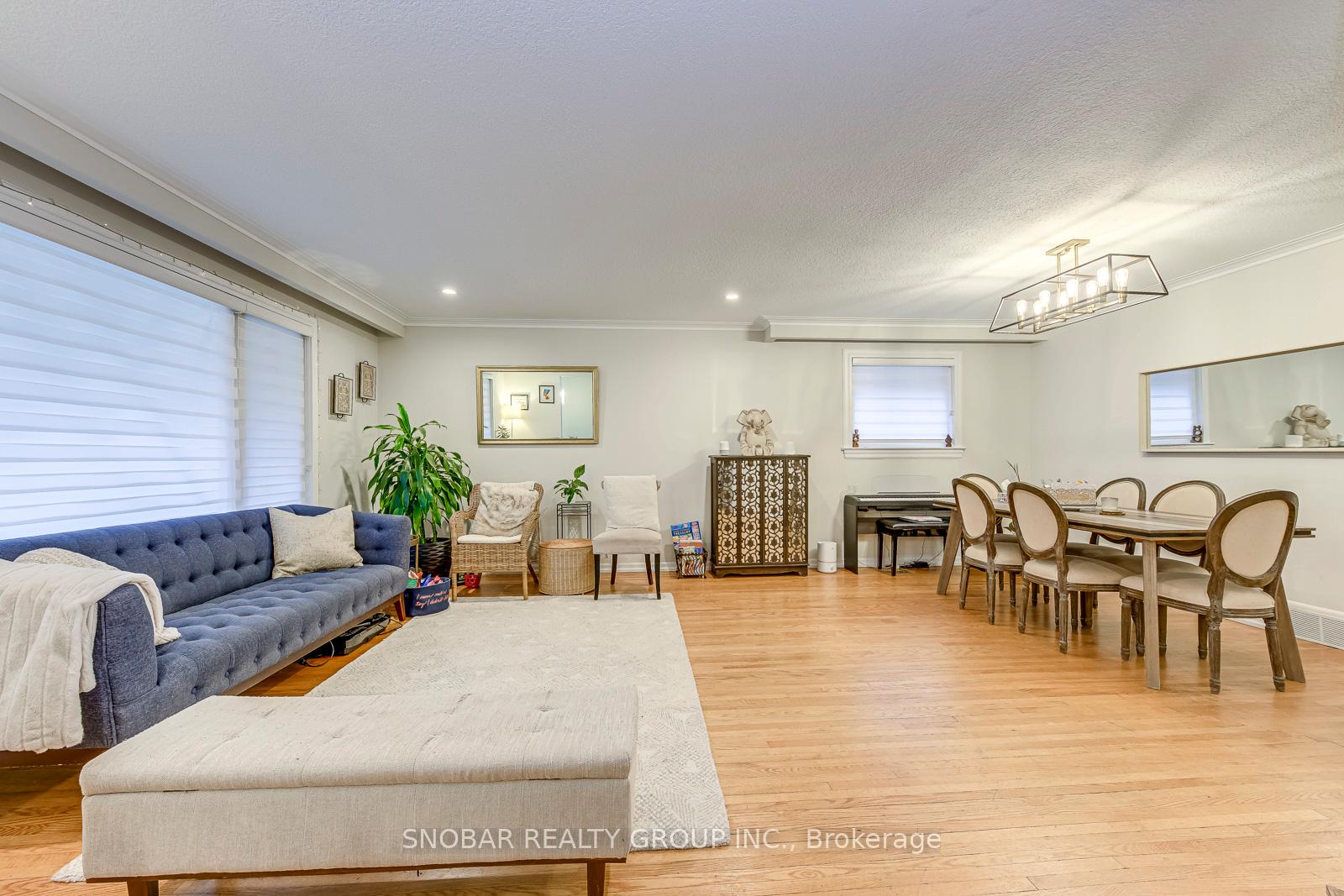 52 Decarie Circle, Toronto 3