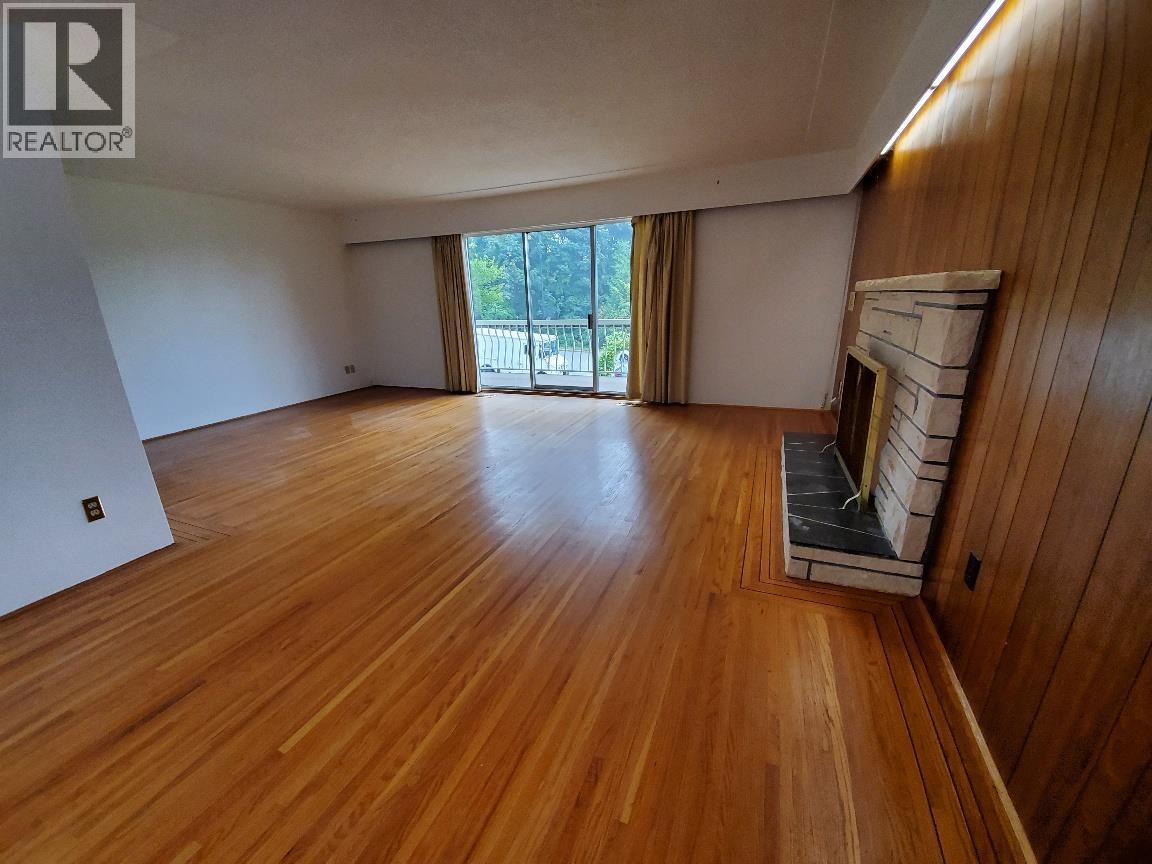Upper 644 W 14TH STREET, North Vancouver 2
