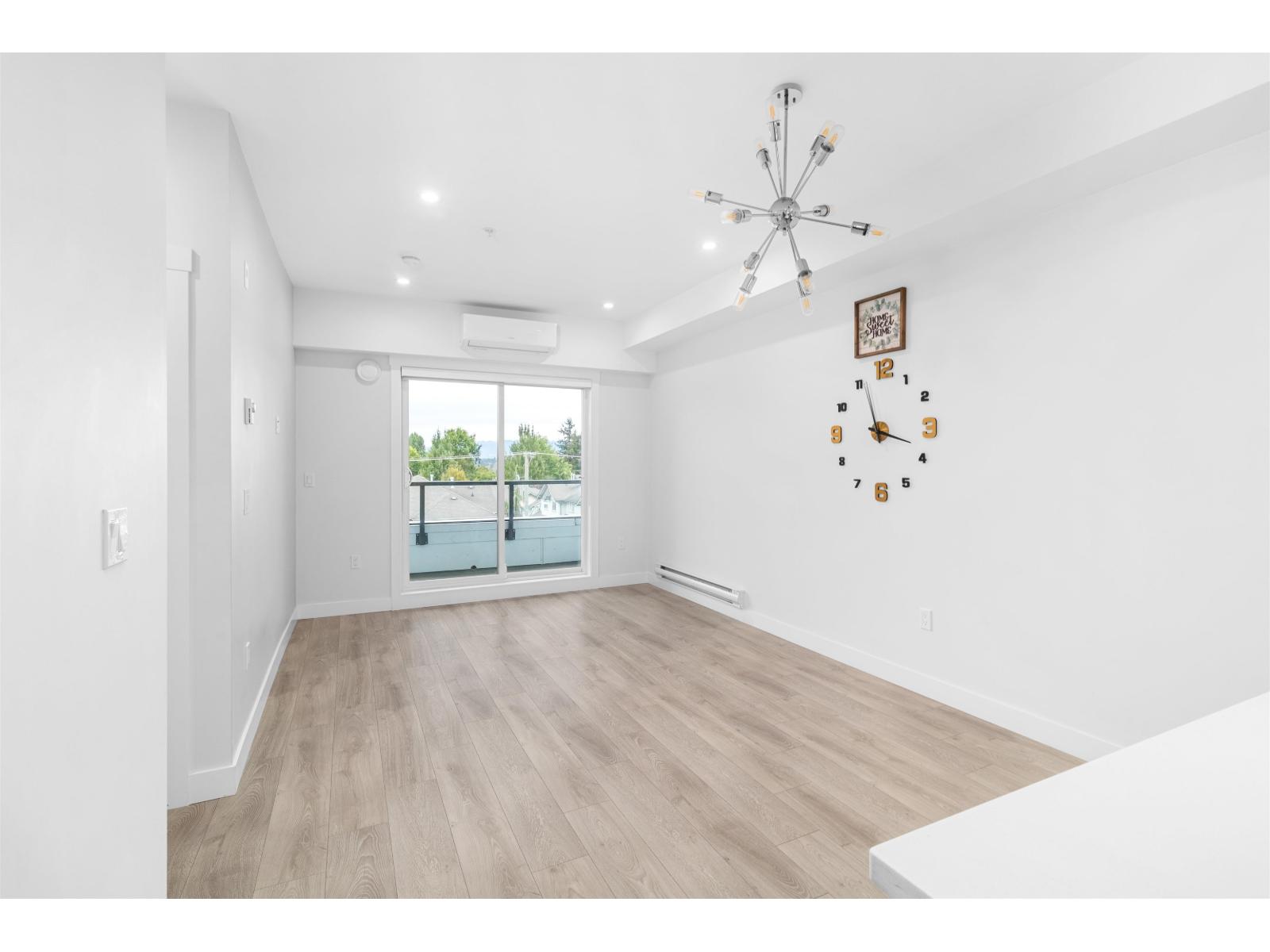4xx 14438 72 AVENUE, Surrey 4