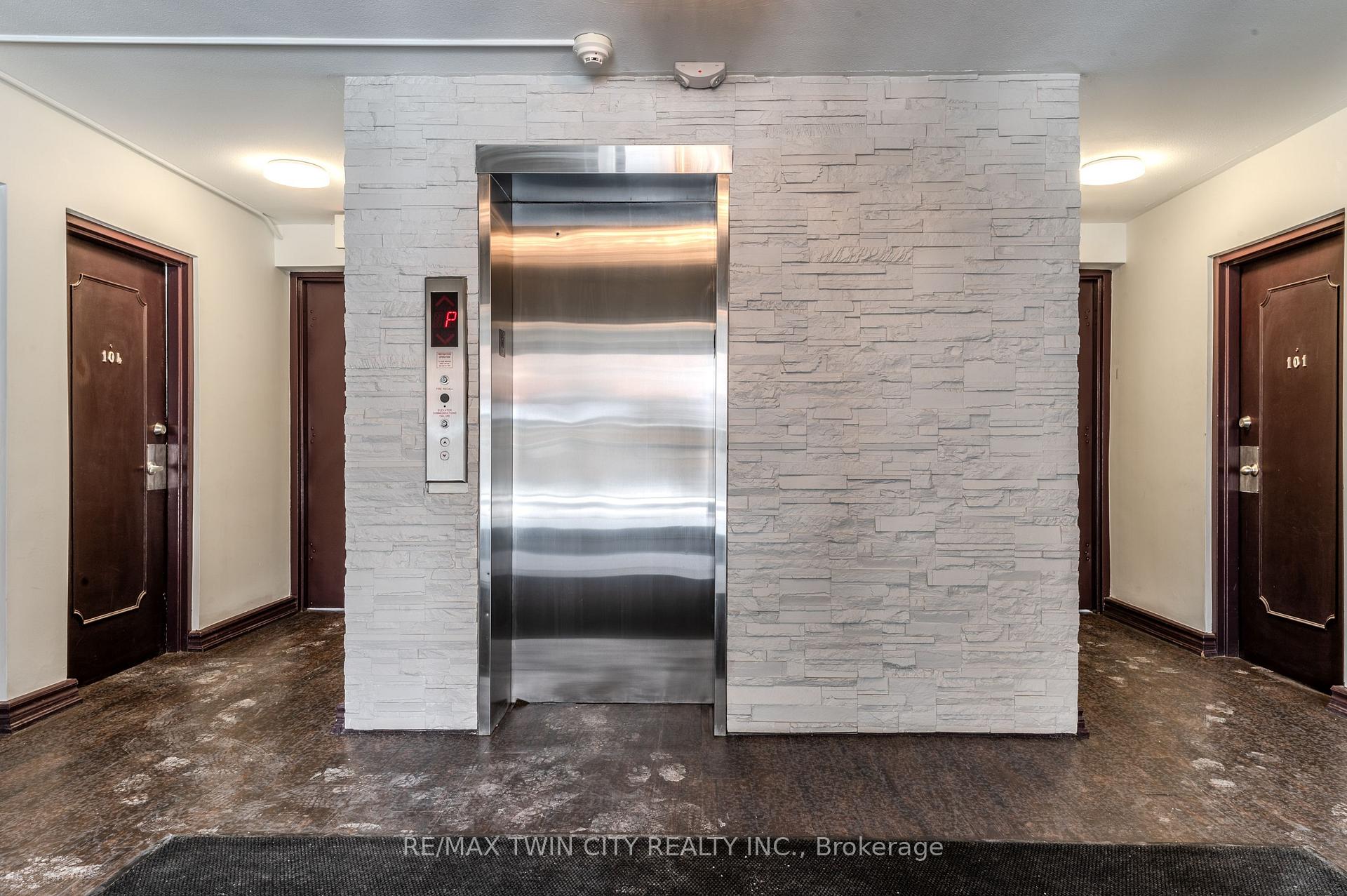 303 - 200 Charlton Avenue E, Hamilton 2