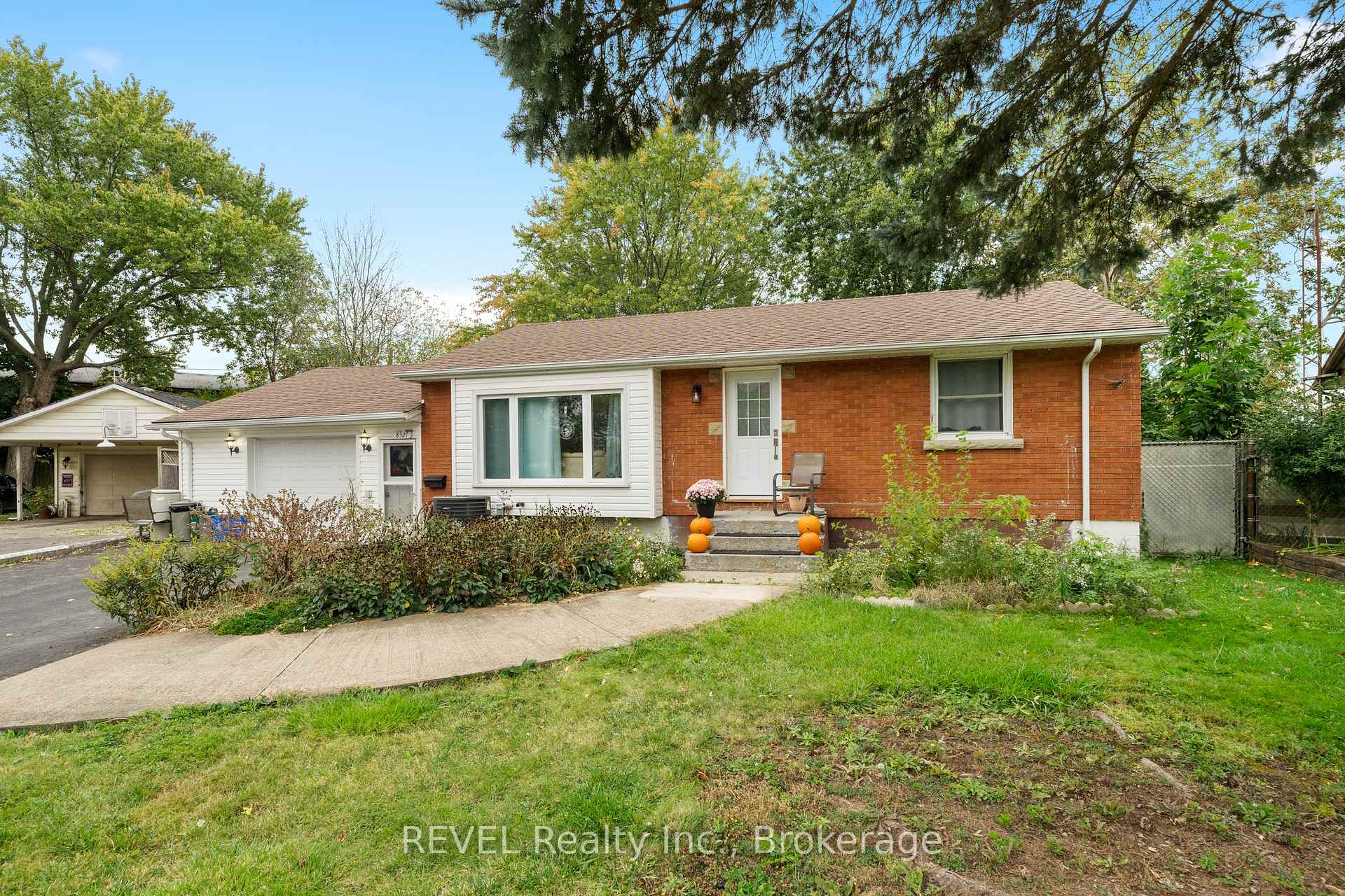 Upper Unit - 8327 Parkway Drive, Niagara Falls 2
