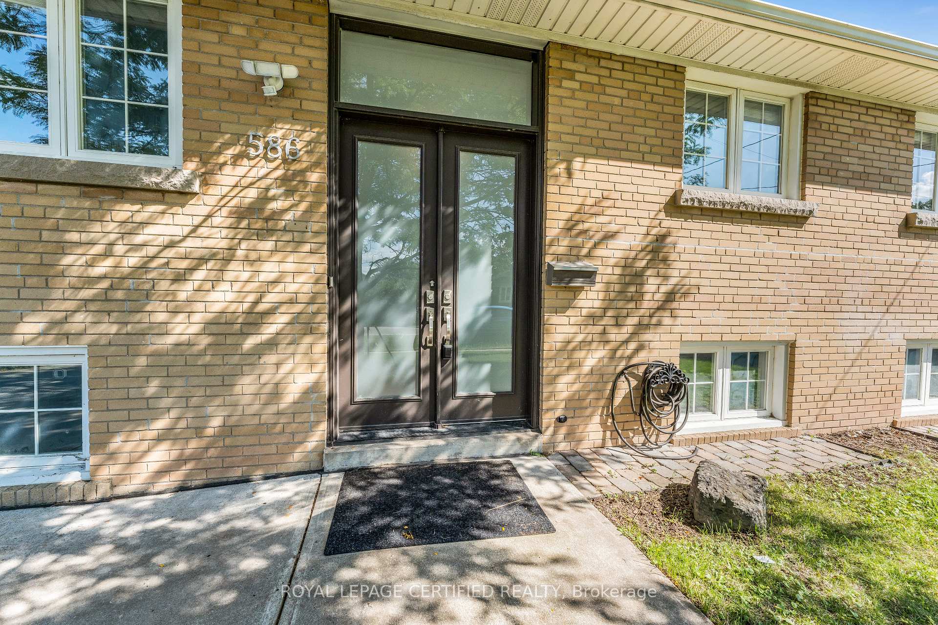 MAIN - 586 Pinegrove Road, Oakville 3