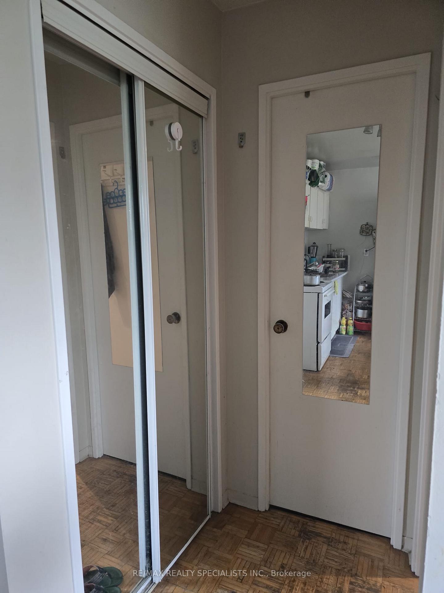 305 - 1087 Bloor Street W, Toronto 5