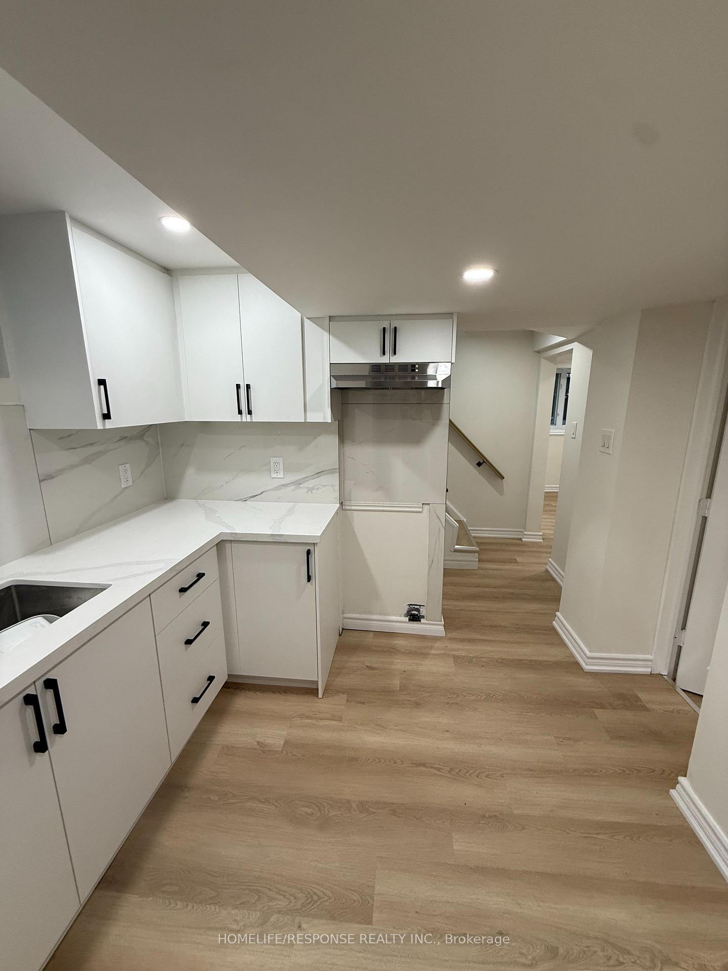208 Lake Promenade, Toronto 5