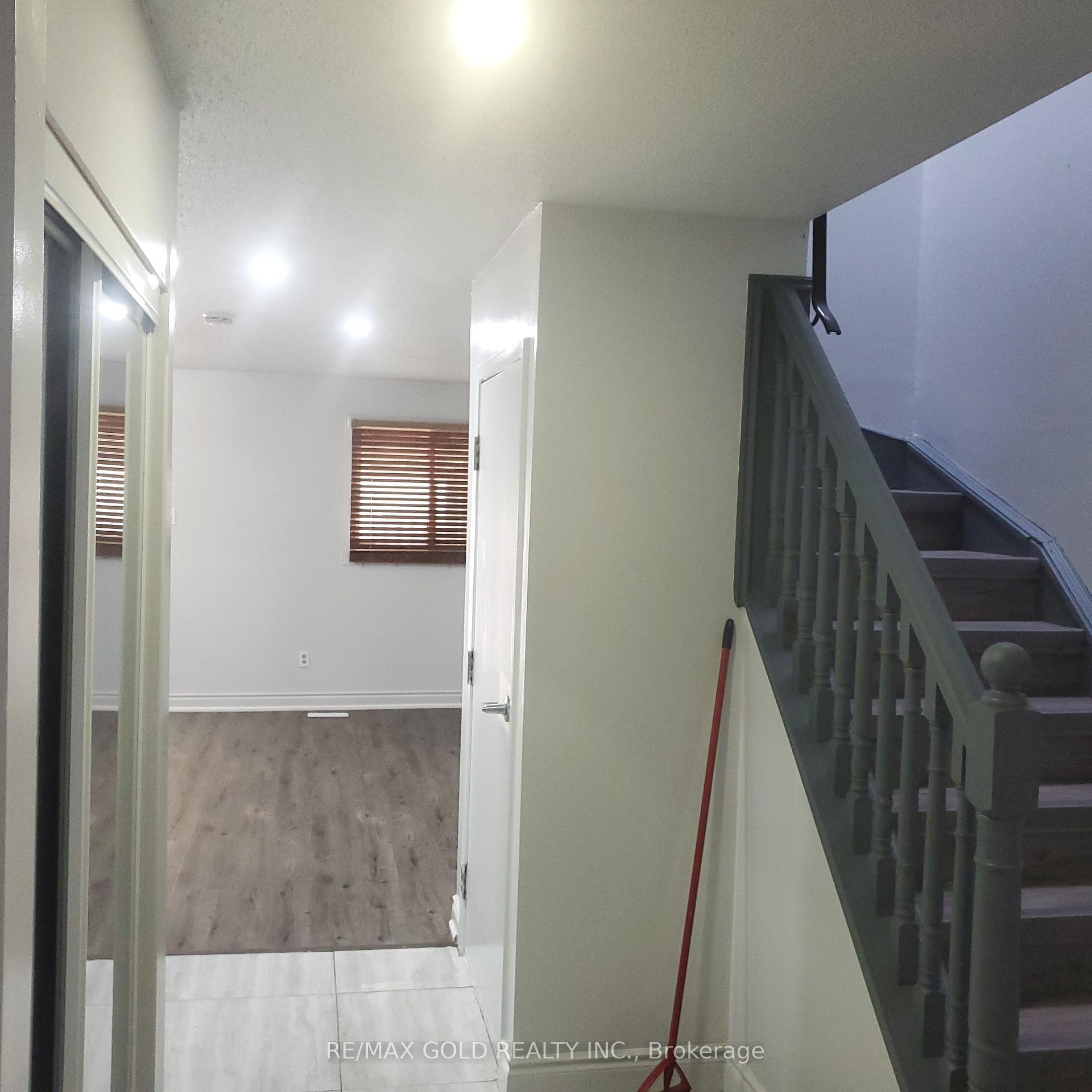 7 Auld Croft Road, Toronto 2