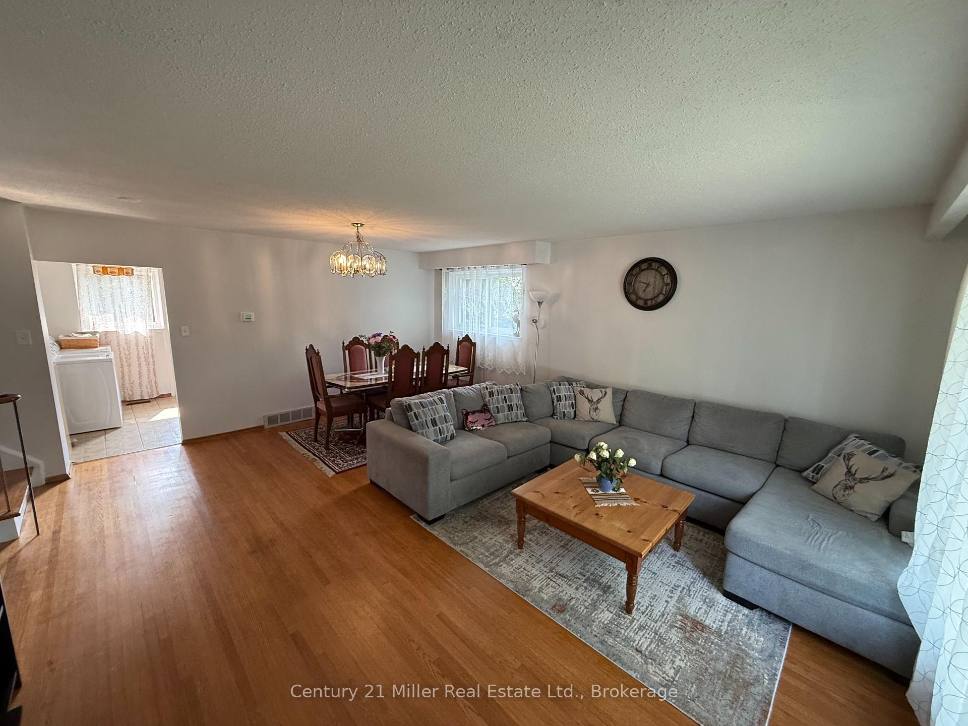 Upper - 35 Melville Crescent, Brampton 3