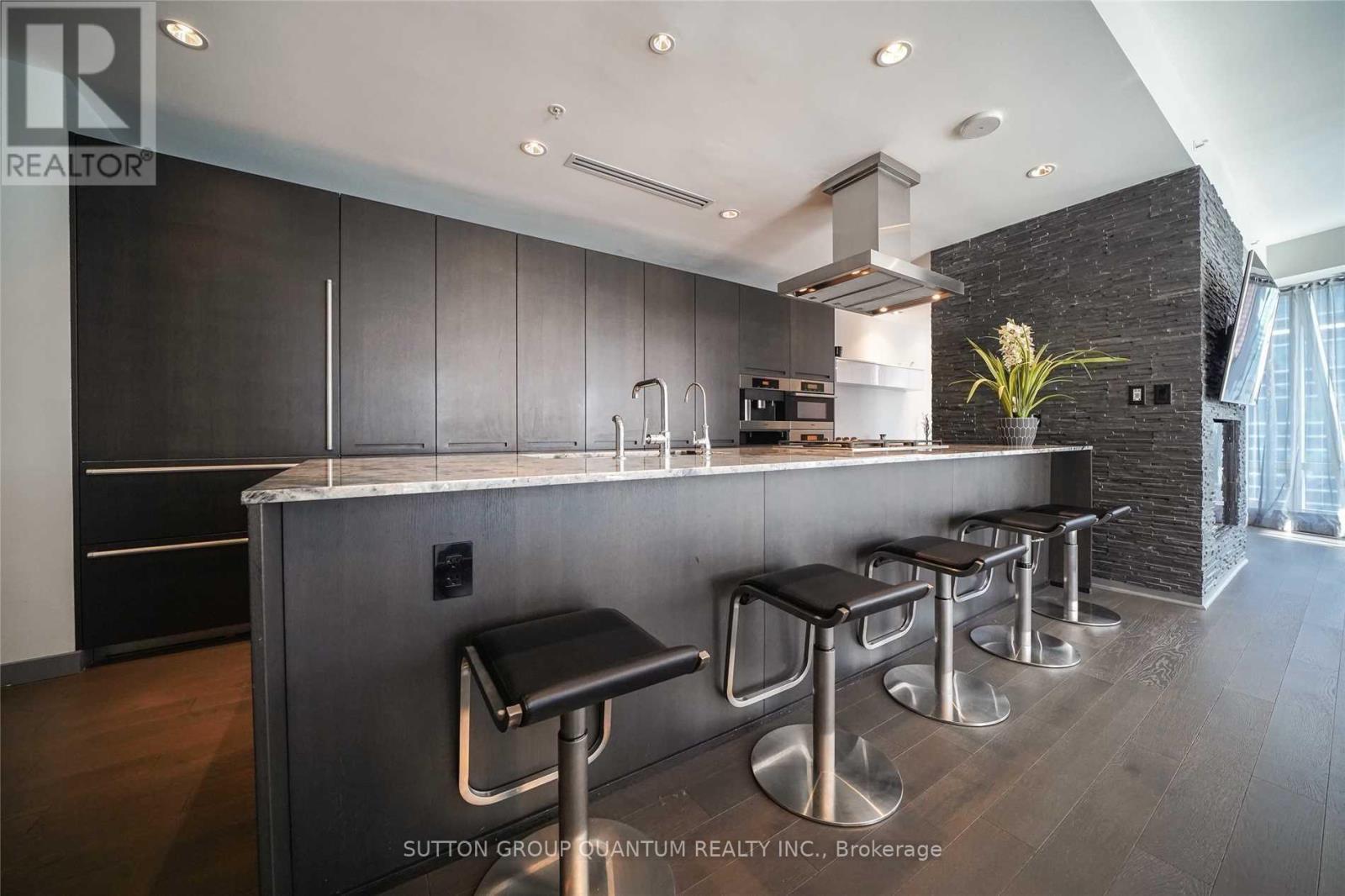 2109 - 180 University Avenue, Toronto 3