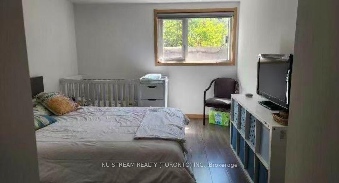 D107 - 200 Chester Le Boulevard, Toronto 5