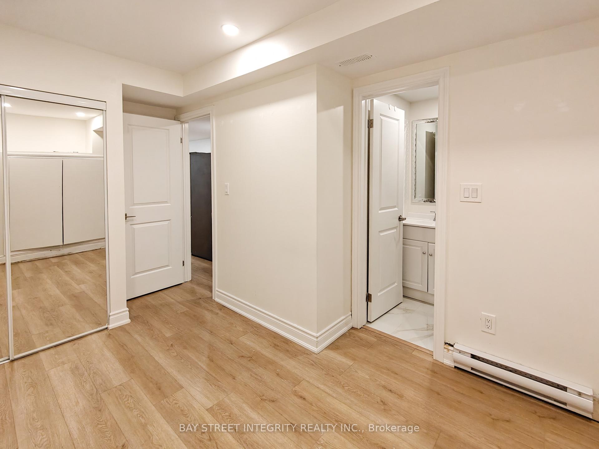 Lower - 598 Crawford Street, Toronto 5