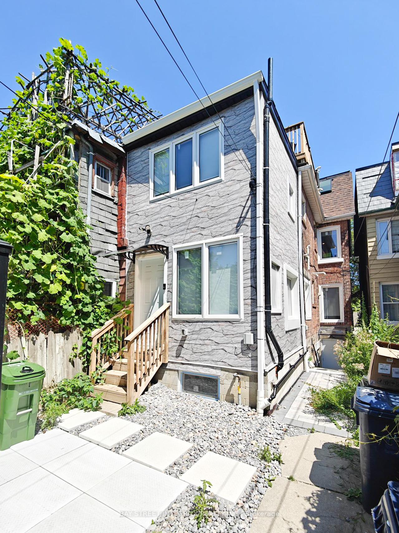 Lower - 598 Crawford Street, Toronto 2
