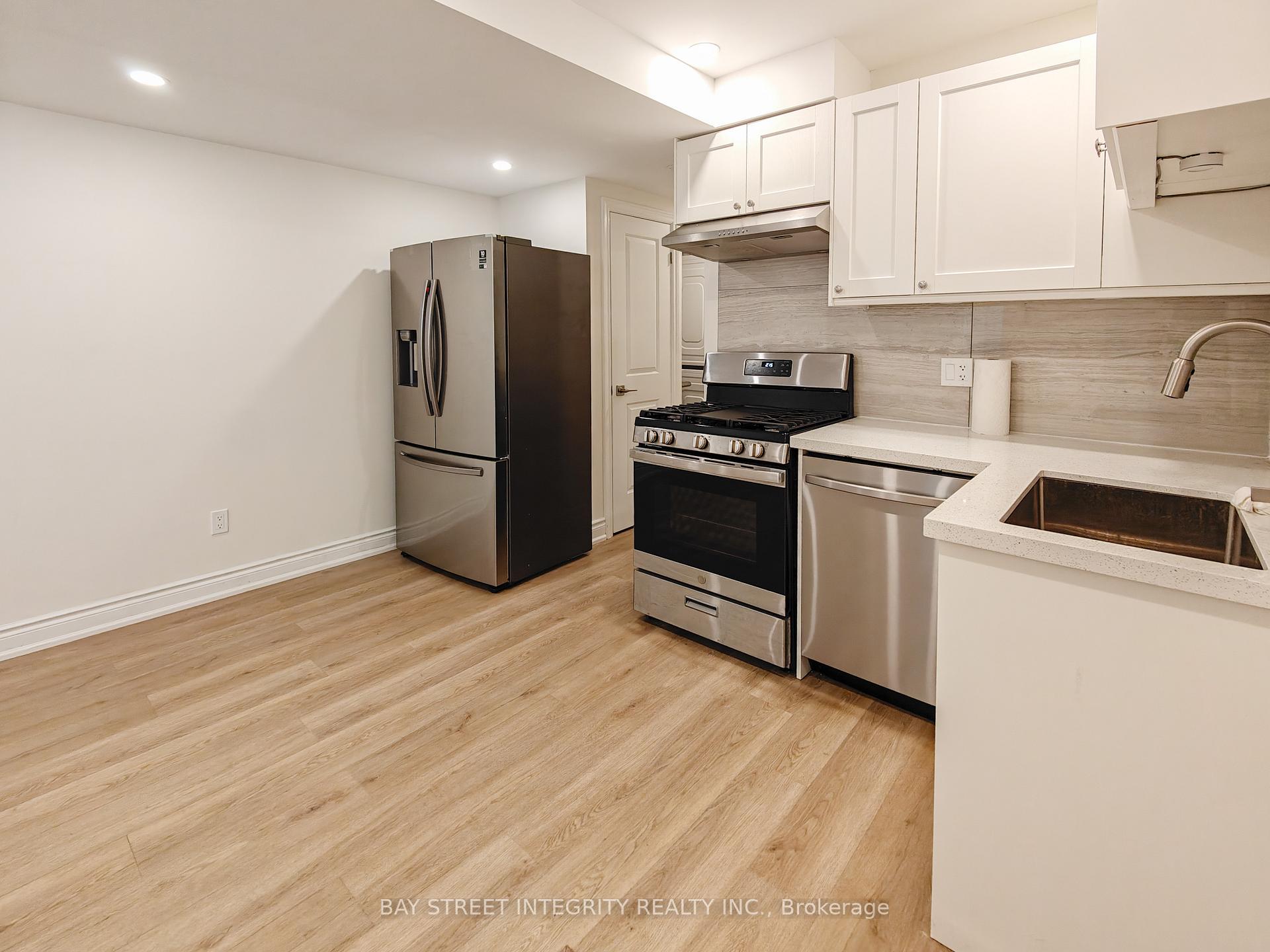 Lower - 598 Crawford Street, Toronto 3