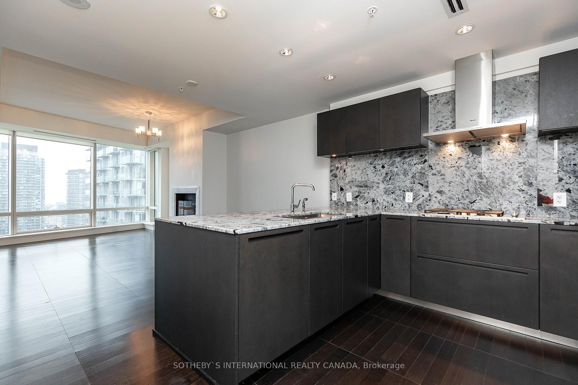 3002 - 180 University Avenue, Toronto 5