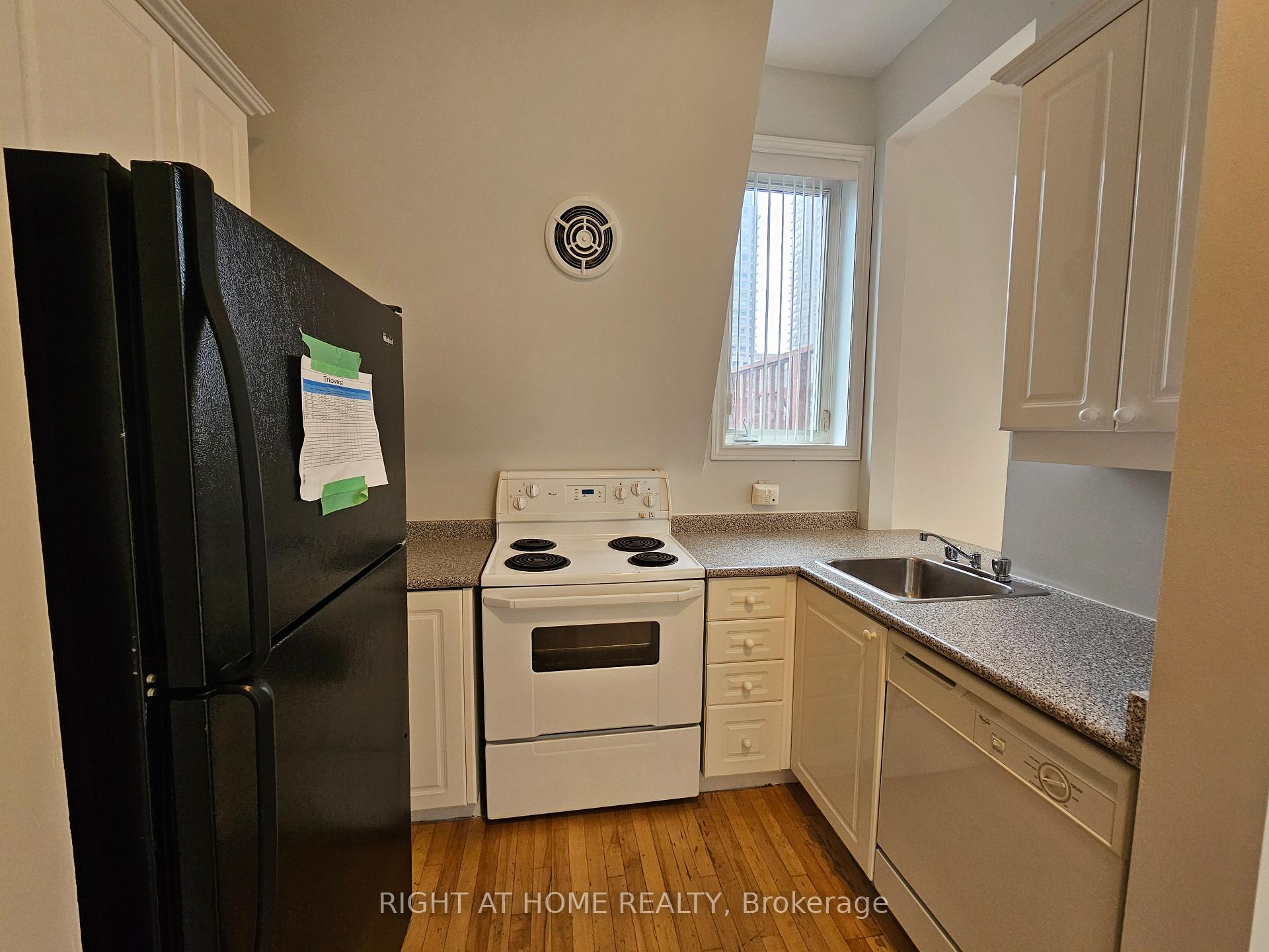 300 - 524 Yonge Street, Toronto 4