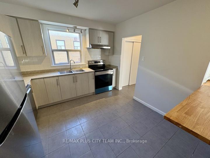 2 - 44 Meadowbrook Drive, Toronto 5