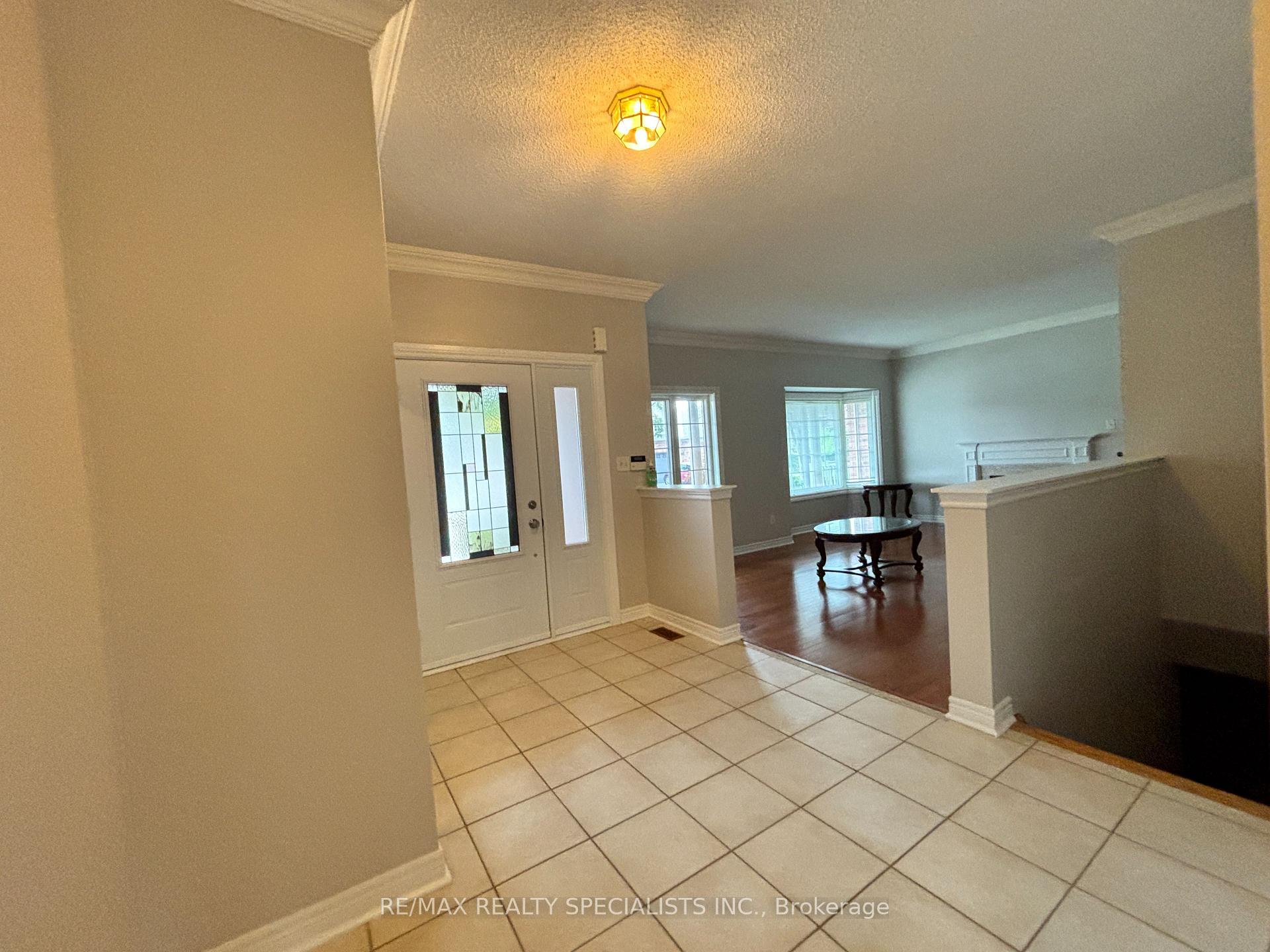 8 Yorkwood Trail, Brampton 2