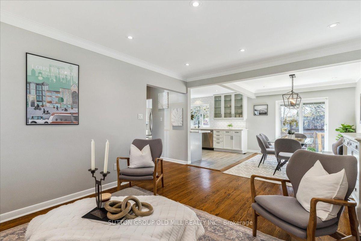 2A Elton Crescent, Toronto 4