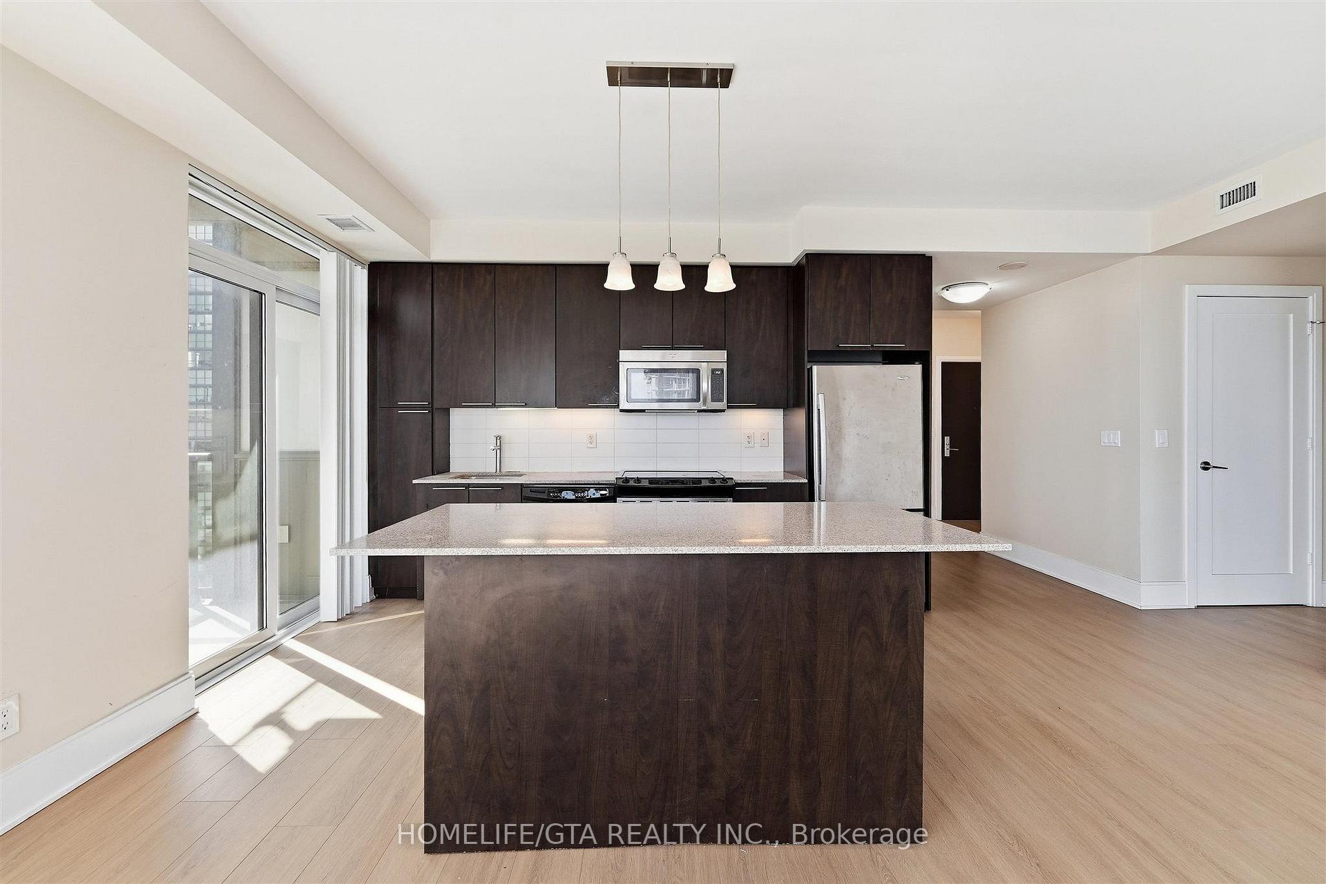 1914 - 70 Roehampton Avenue, Toronto 2