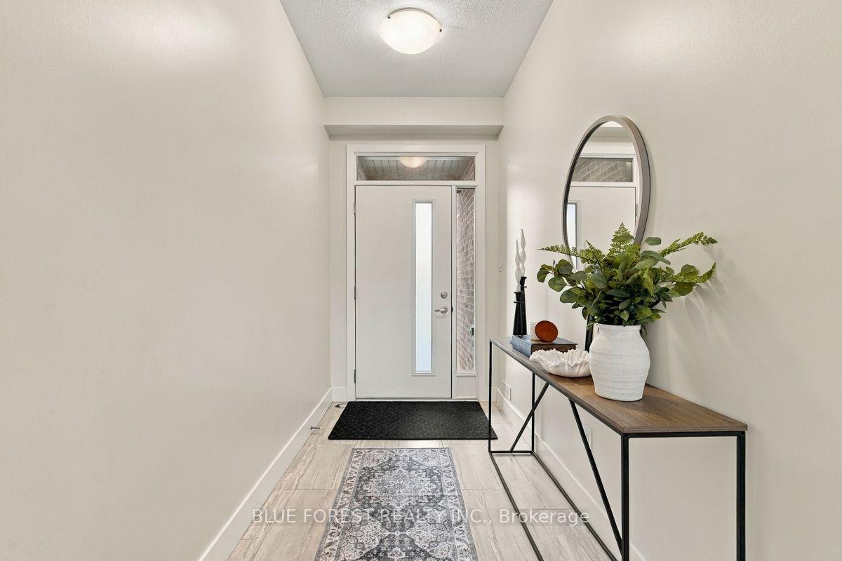2112 Meadowgate Boulevard, London South 4