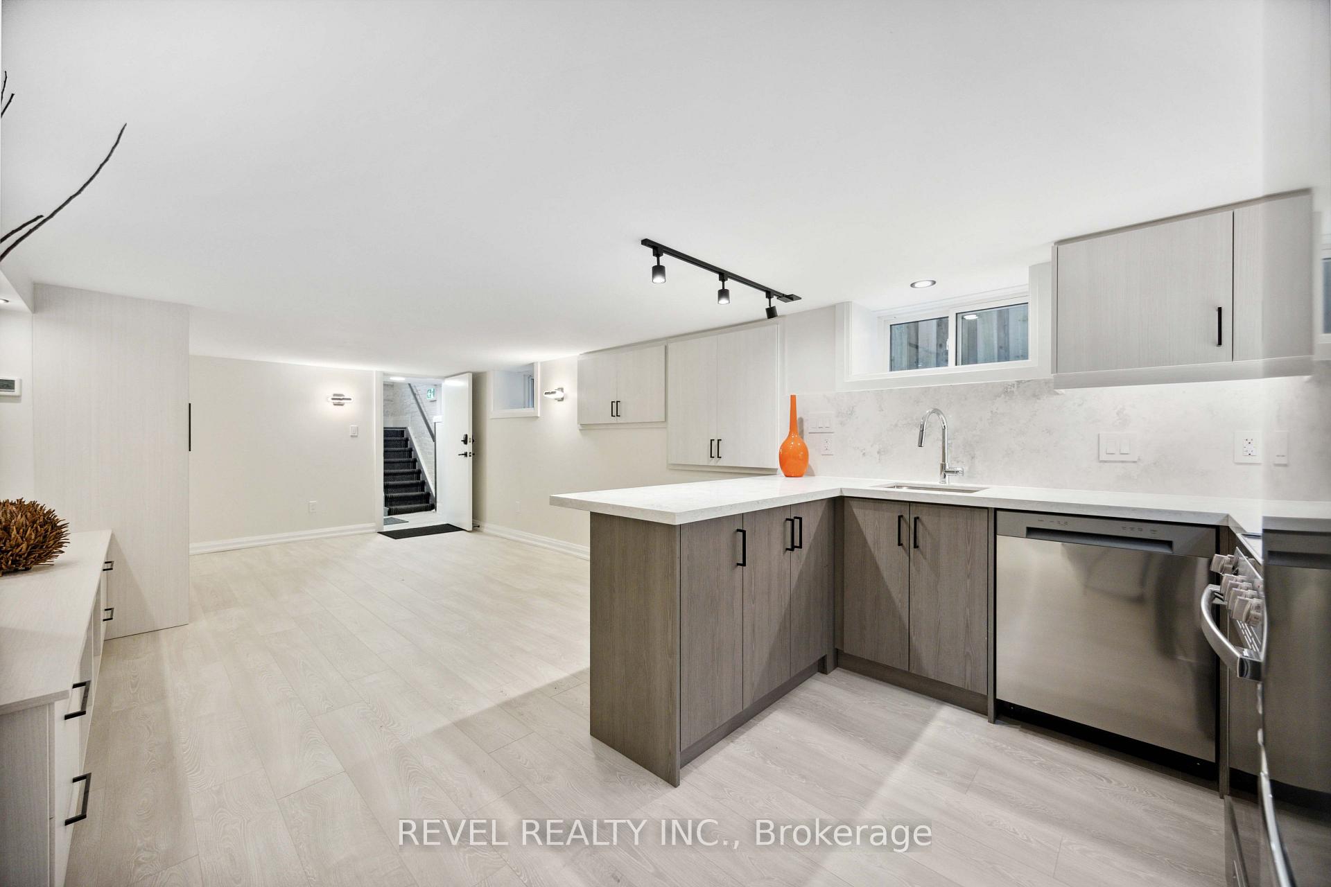4 - 27 Glen Elm Avenue, Toronto 4