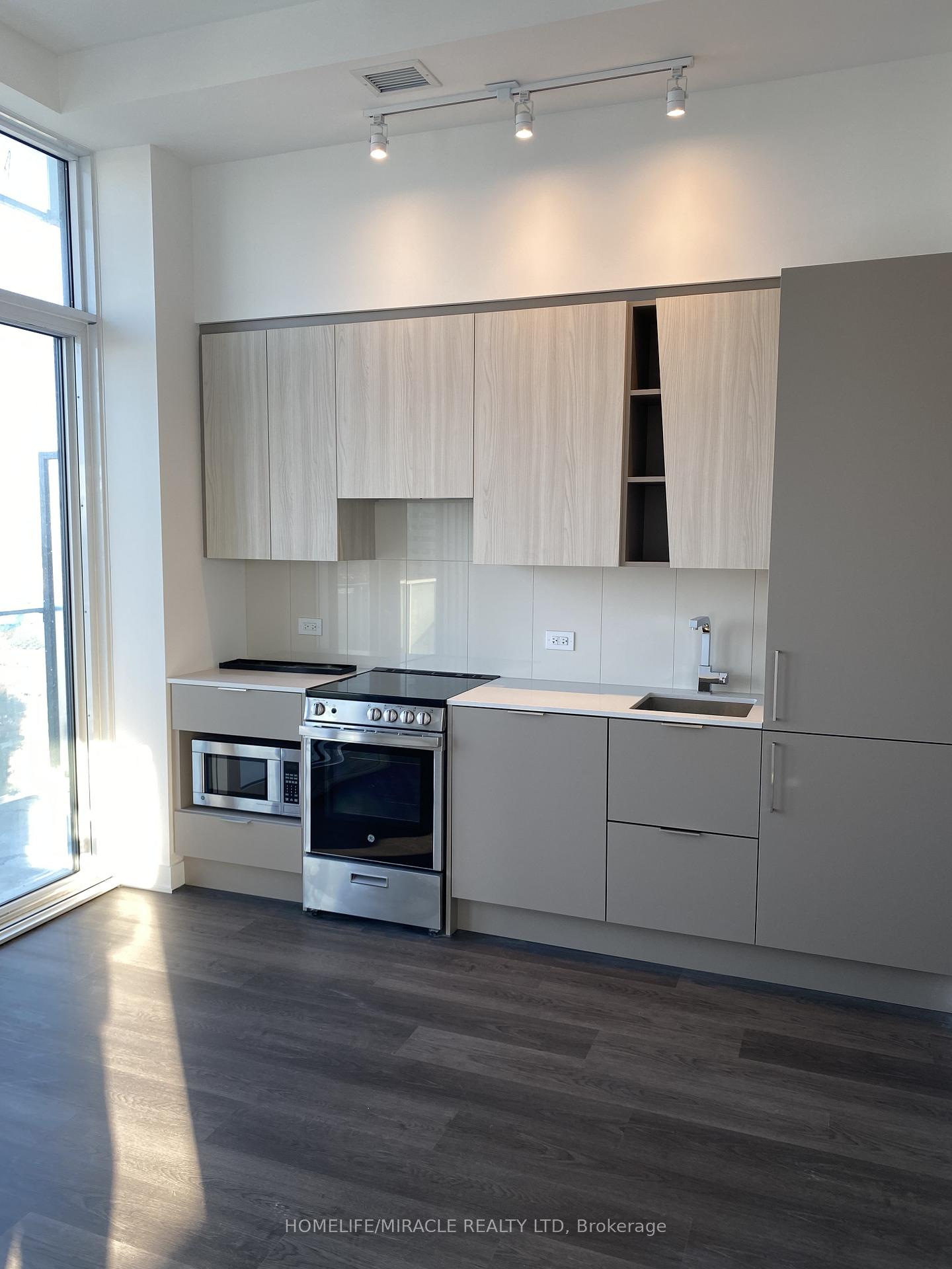 2410 - 3900 Confederation Parkway, Mississauga 4