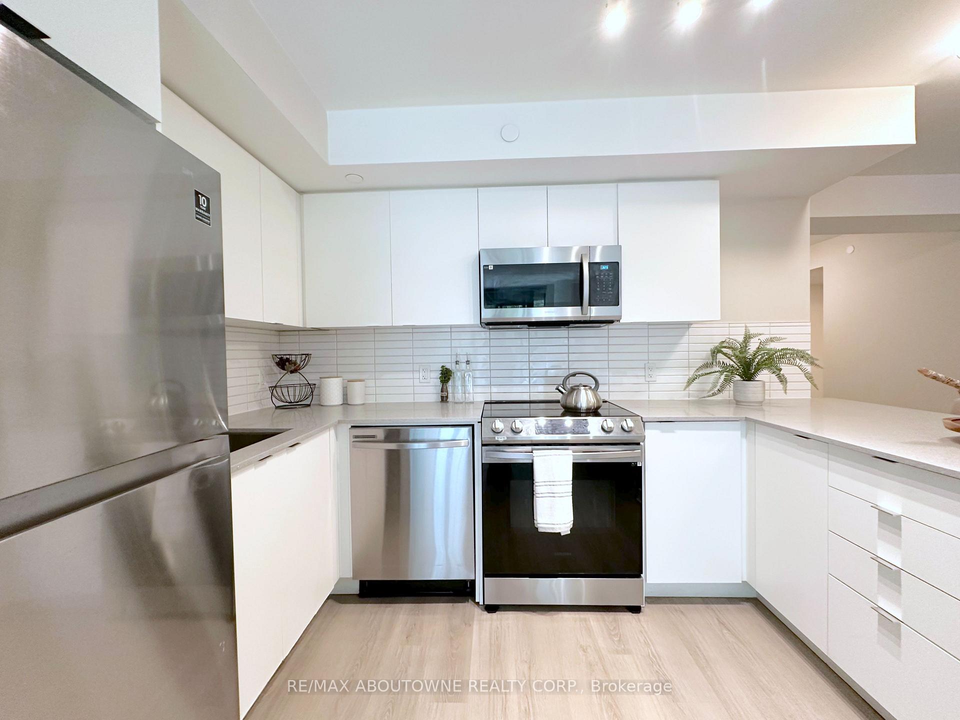 219 - 3385 Dundas Street W, Toronto 5