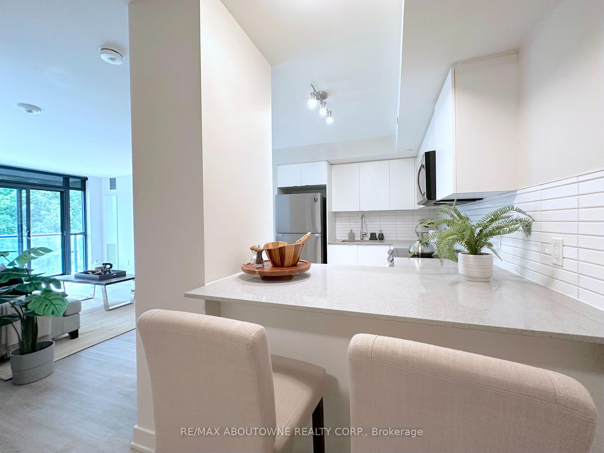 219 - 3385 Dundas Street W, Toronto 4
