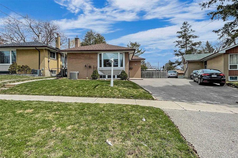 5 Mid Pines Road, Toronto