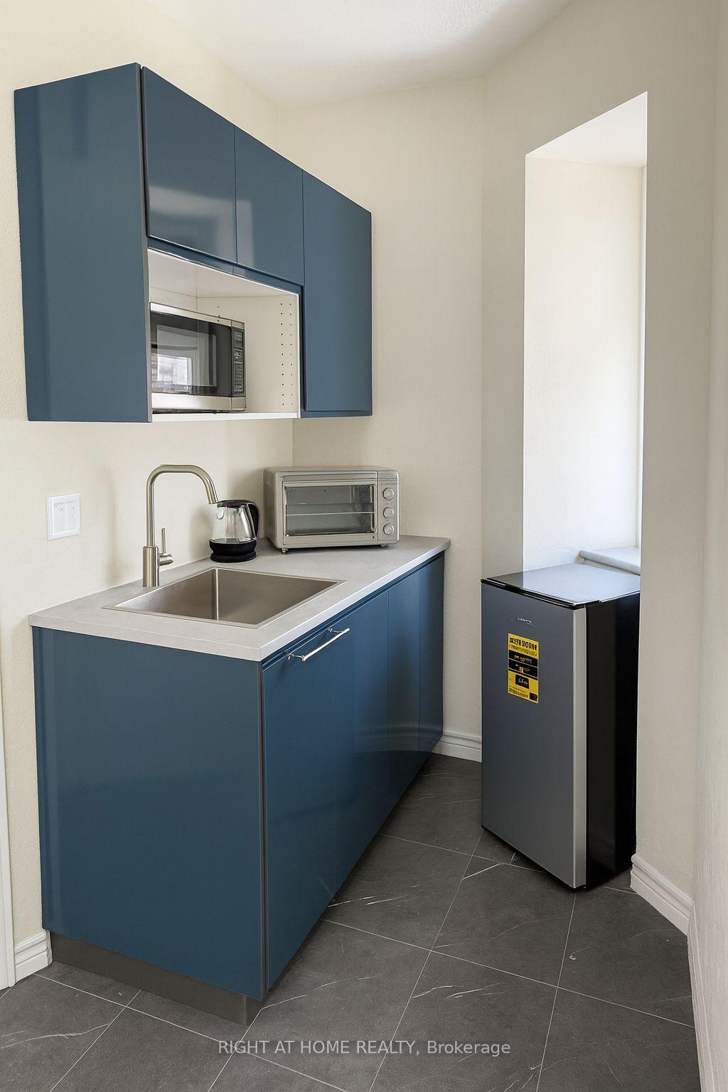 302 - 198-200 Queen Street W, Toronto 4