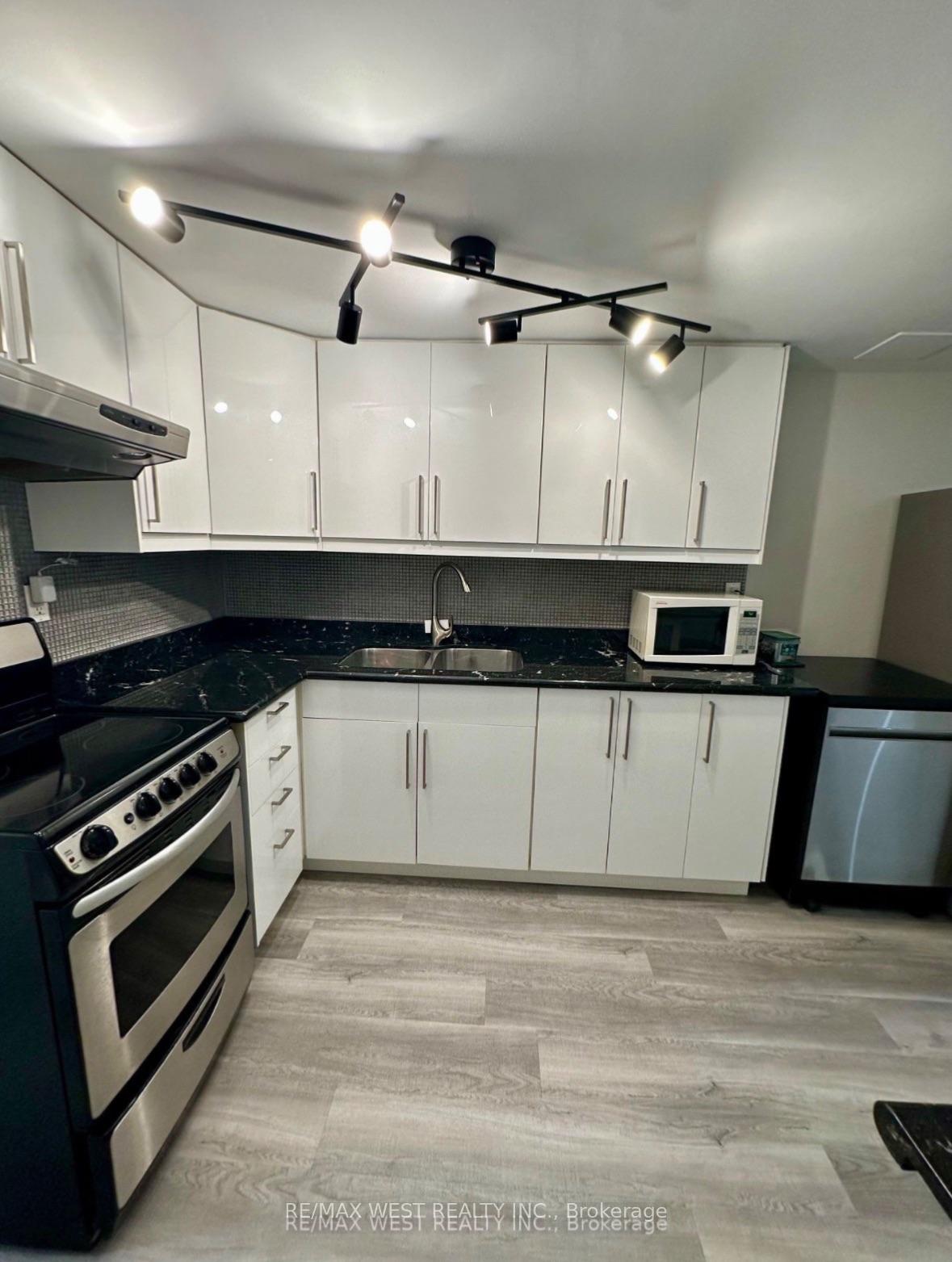 Bsmt - 13 Sorauren Avenue, Toronto 3