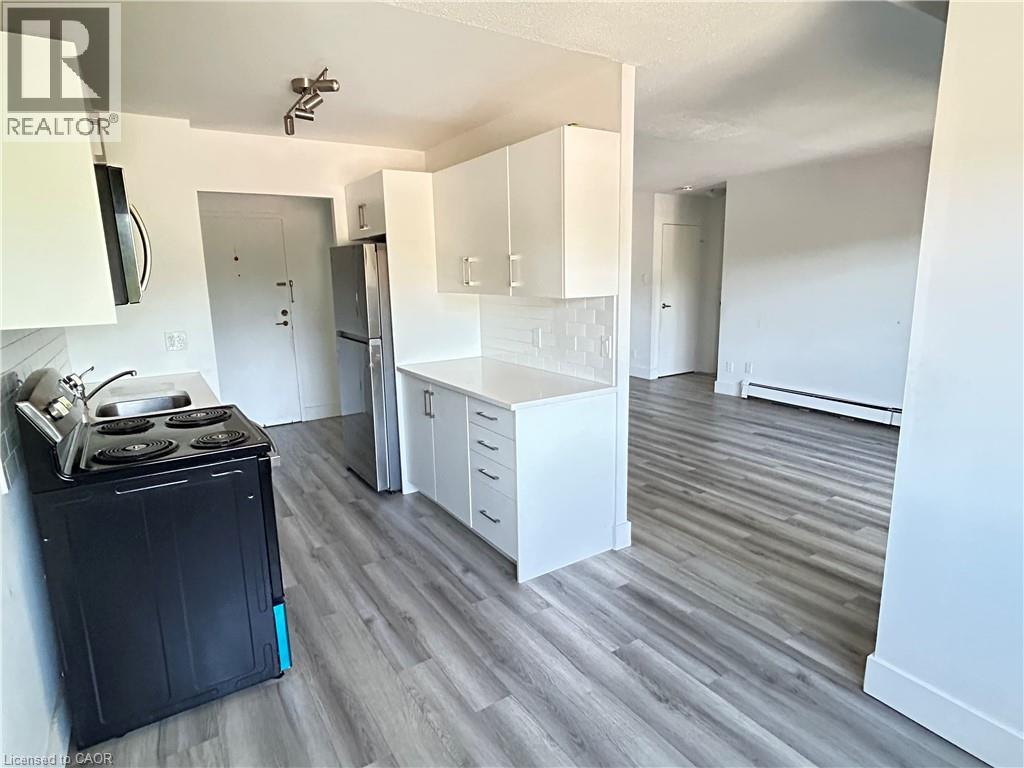 318 - 54 COUNTRY HILL Drive Unit# 318, Kitchener 3