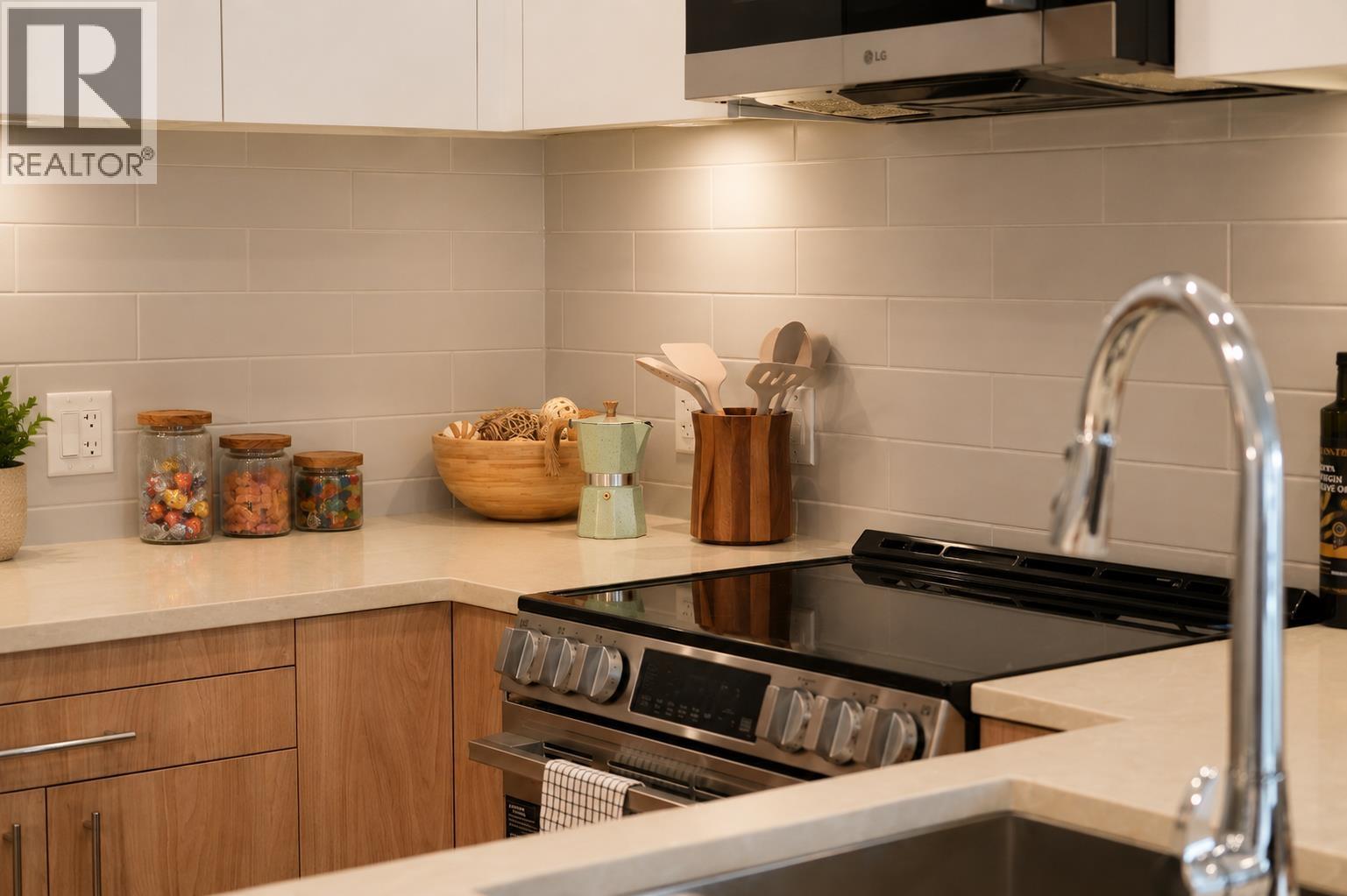 416 245 BEWICKE AVENUE, North Vancouver 2