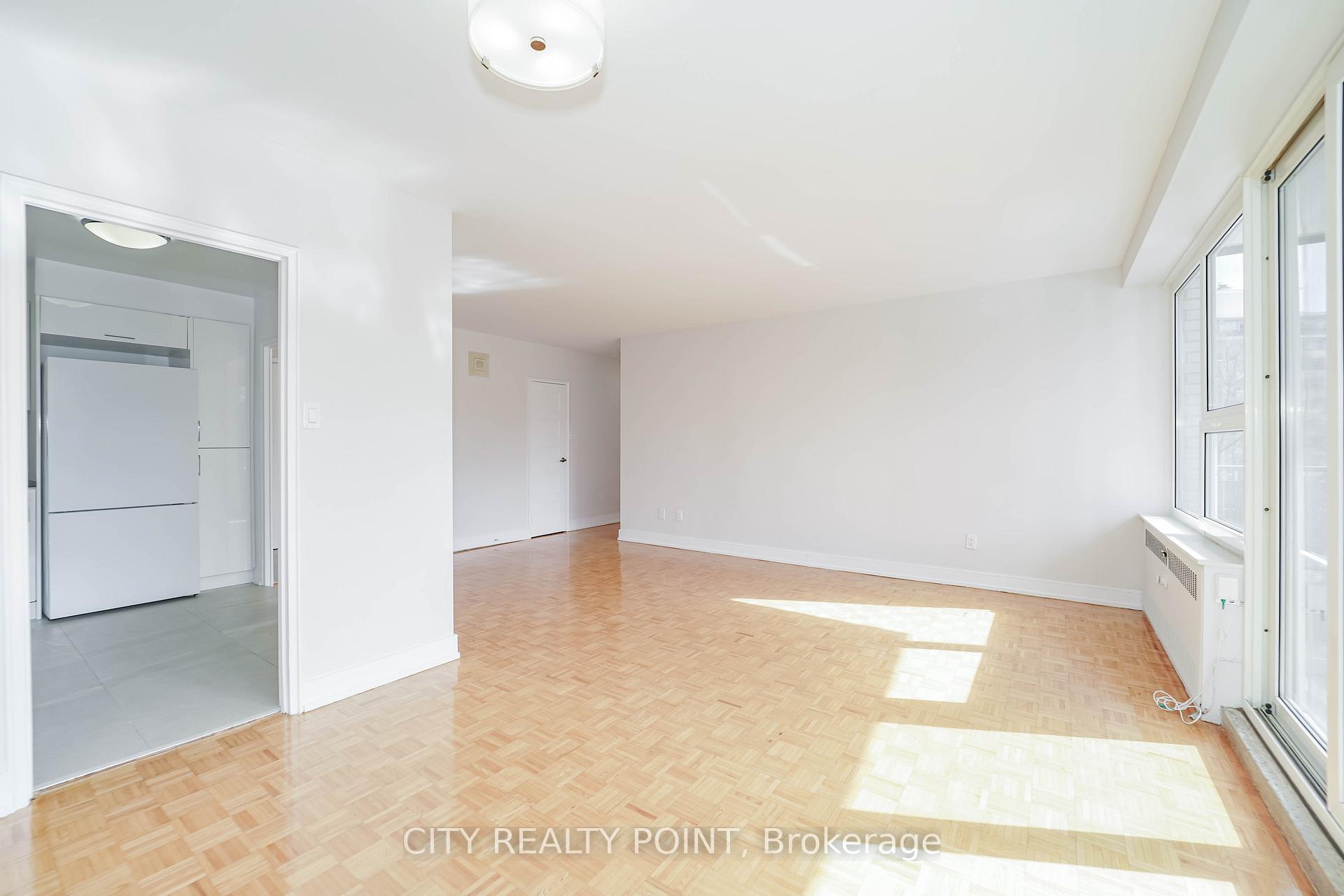 907 - 10 Shallmar Boulevard, Toronto 5