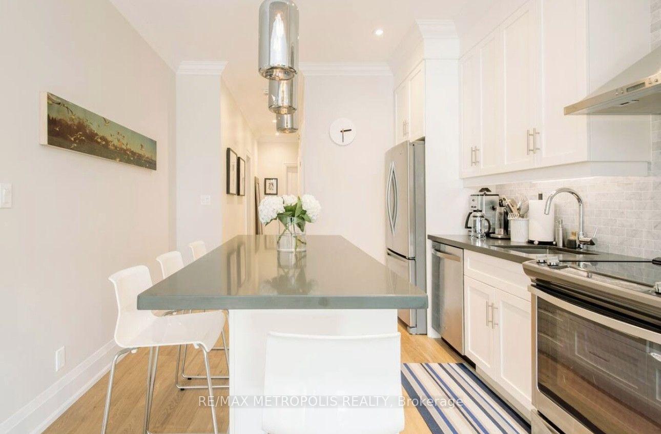 Main Floor - 72 Grace Street, Toronto 4